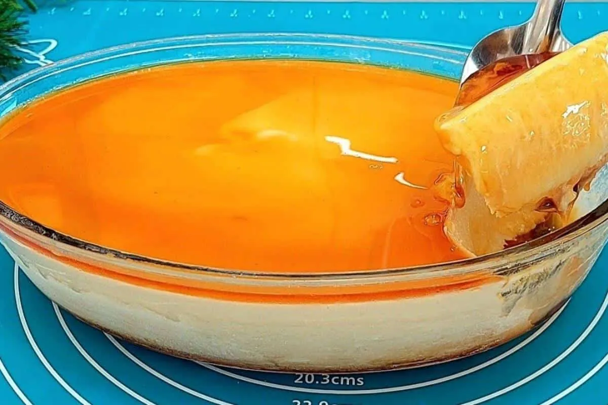 Sorvetão de pudim na travessa bem grandão para servir a famí