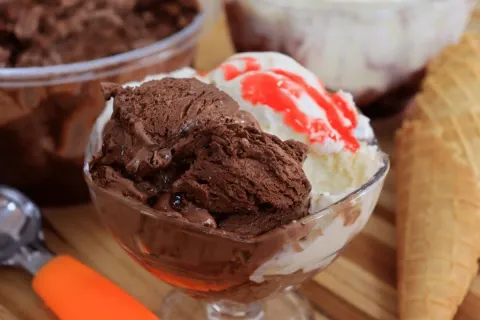 Sorvete caseiro de chocolate e leite ninho fácil e cremoso p