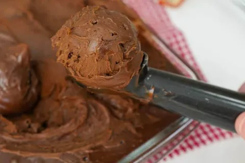 Sorvete caseiro de chocolate super cremoso, uma sobremesa ir