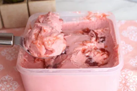 Sorvete de morango: uma delícia que leva poucos ingredientes