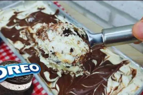 Sorvete trufado de Oreo incrivelmente cremoso e super fácil 