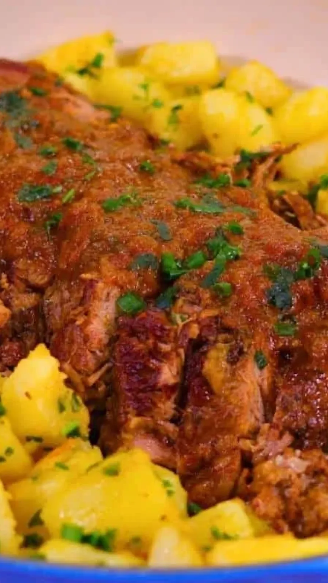 Almoço de natal com carne desfiando e batata que vai ser um arraso