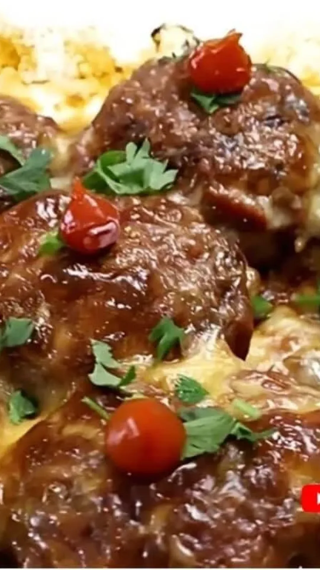 Almôndega de carne moída e batata gratinada, um prato super suculento, macio e saboroso