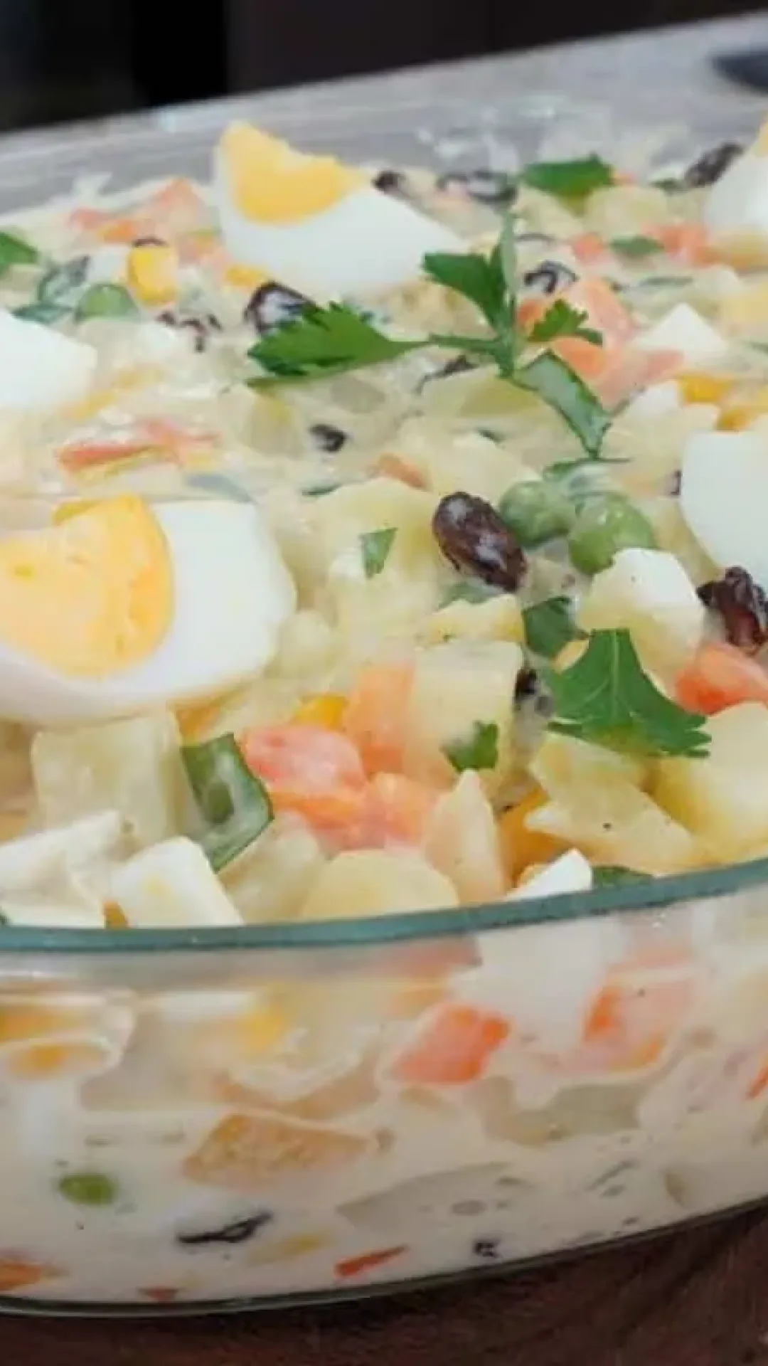 Aprenda a fazer uma salada de maionese que não fica aguada para seu almoço de natal