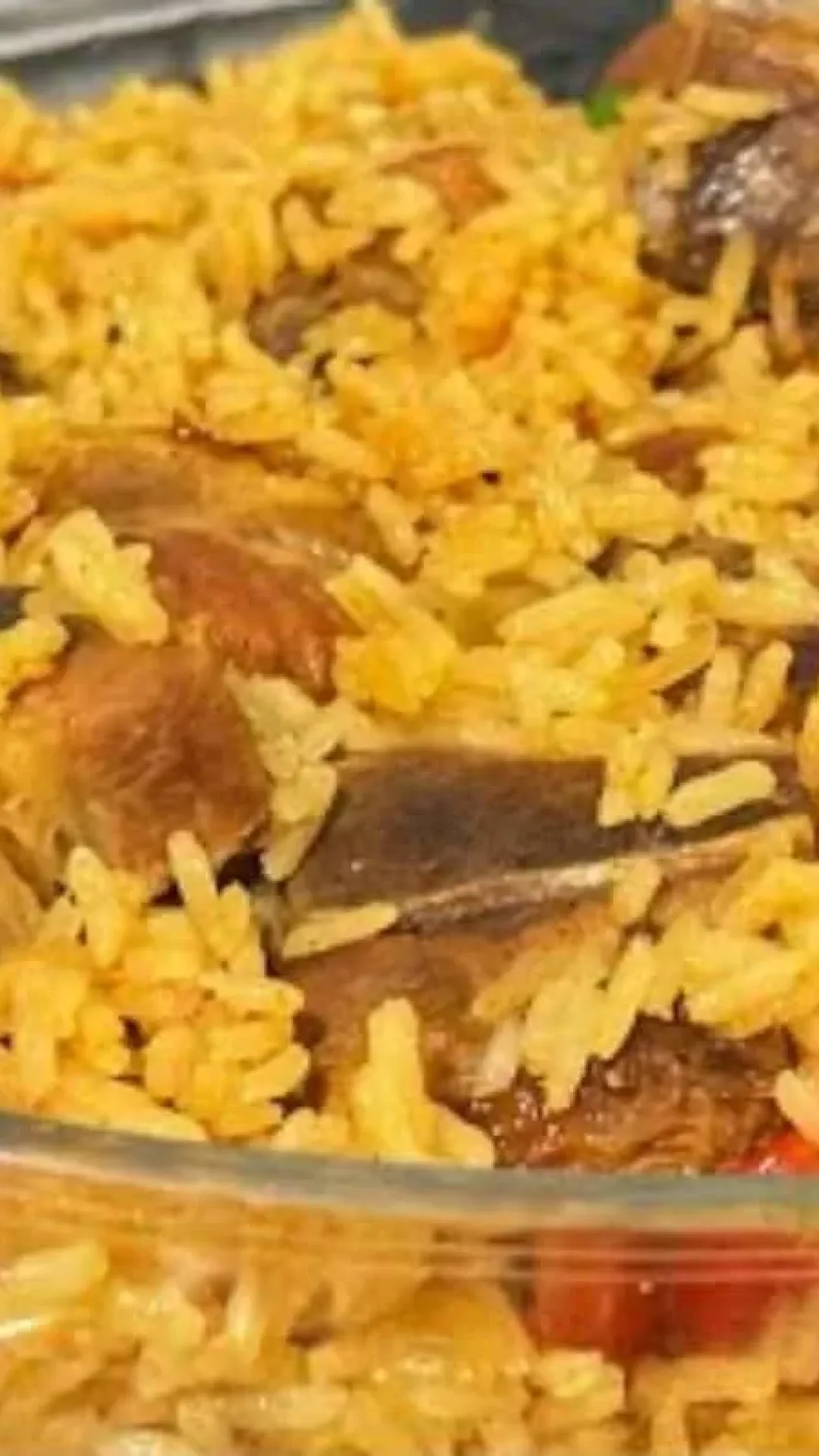 Arroz de costelinha suína, que fica bem saboroso e suculento, perfeito para o almoço da família