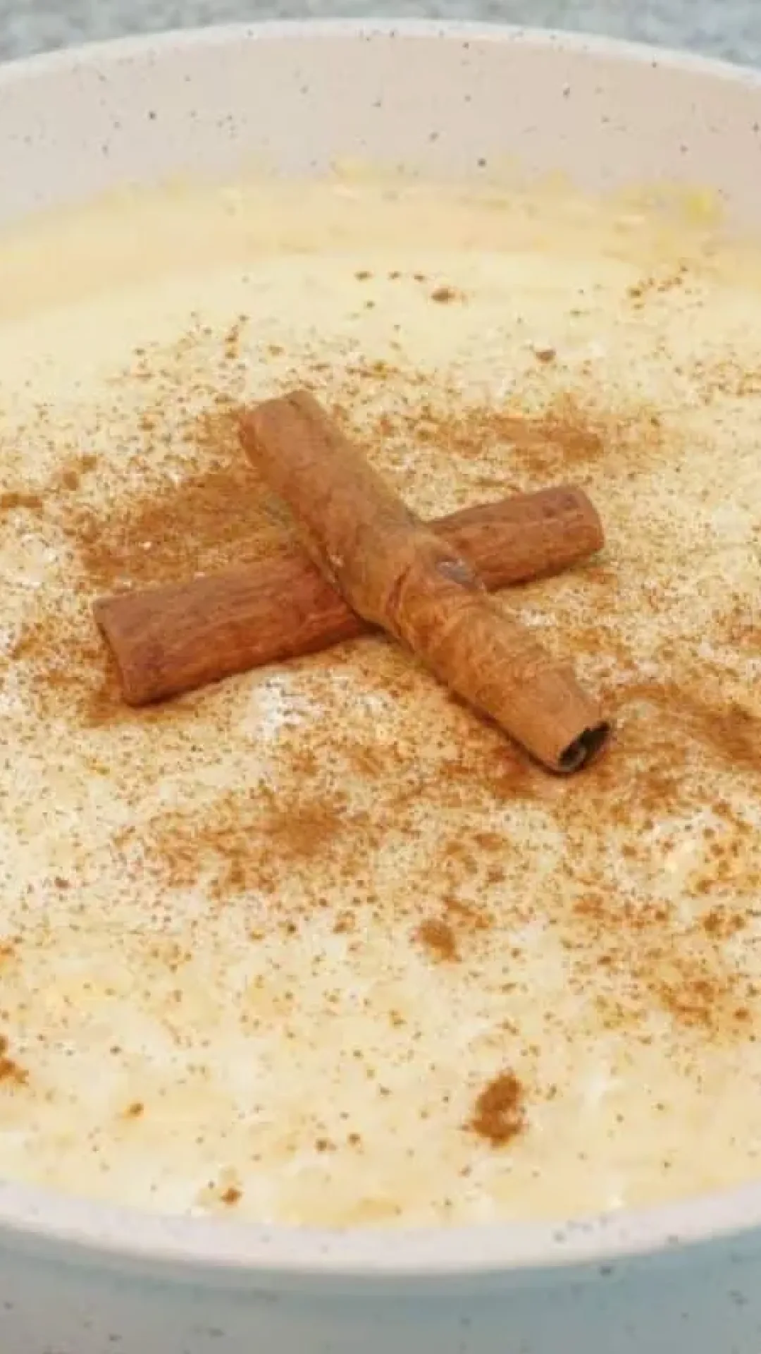 Arroz doce cremoso, um doce tradicional com aquele gostinho de comida de vó que a gente ama