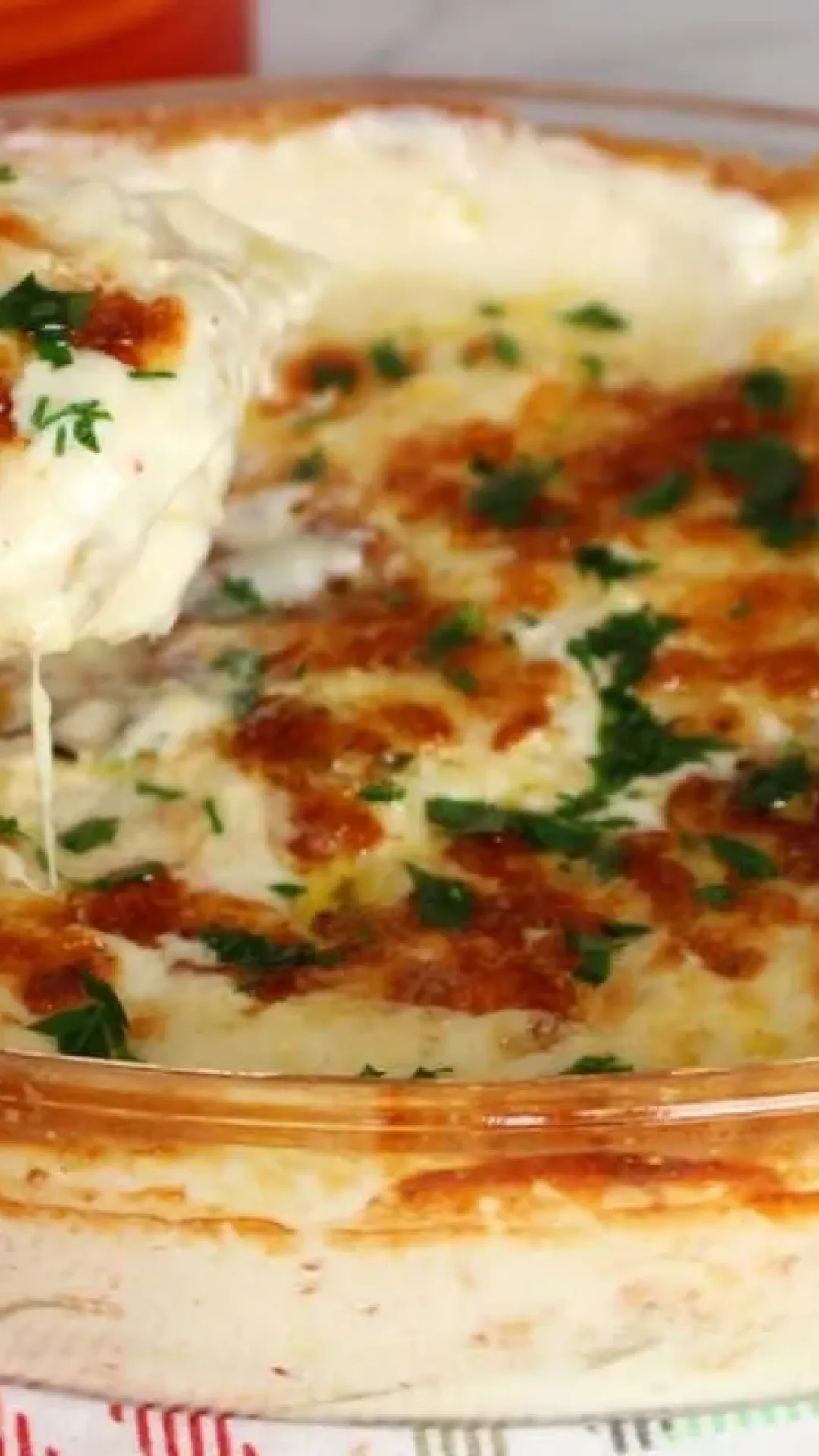 Batata com molho de queijo: a receita gratinada e cremosa para acompanhar a sua Ceia de Natal