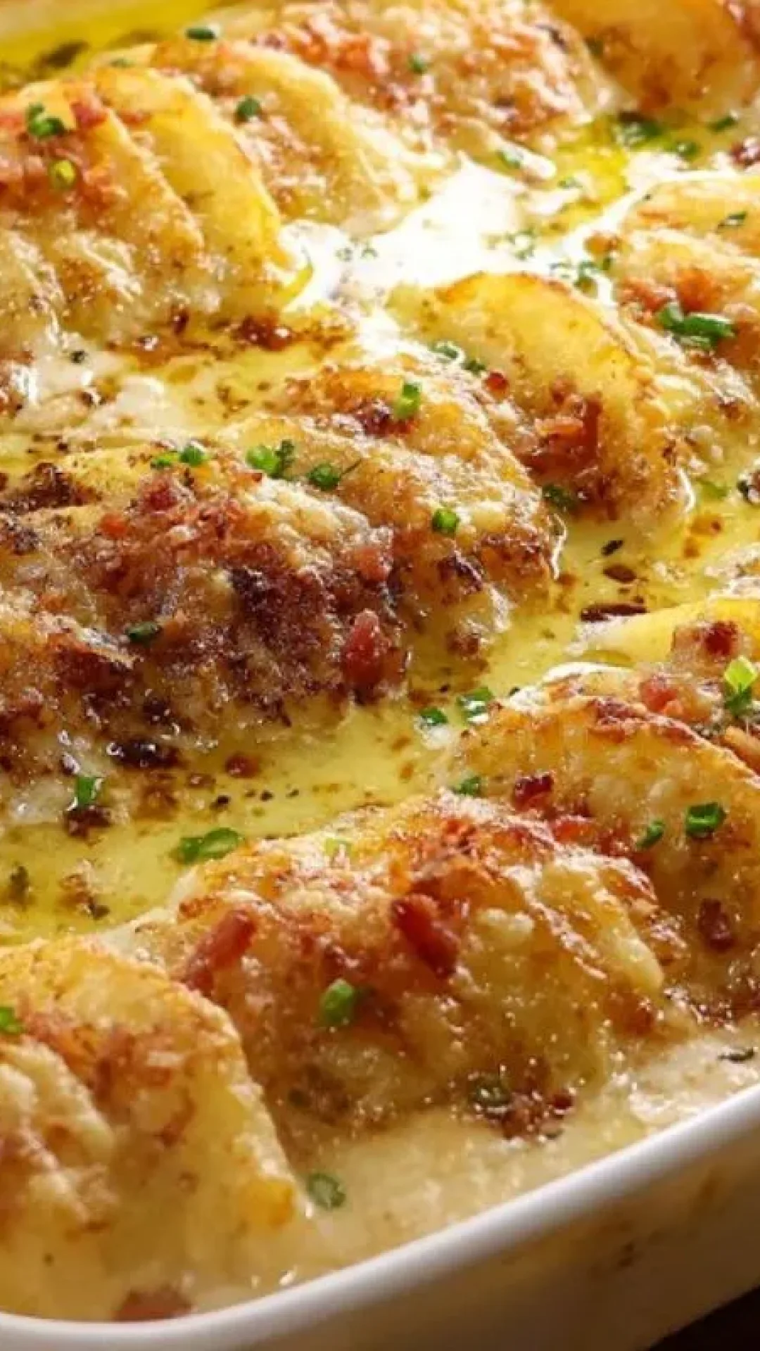 Batata gratinada deliciosa e suculenta, ideal para deixar todos pedindo bis no almoço de domingo