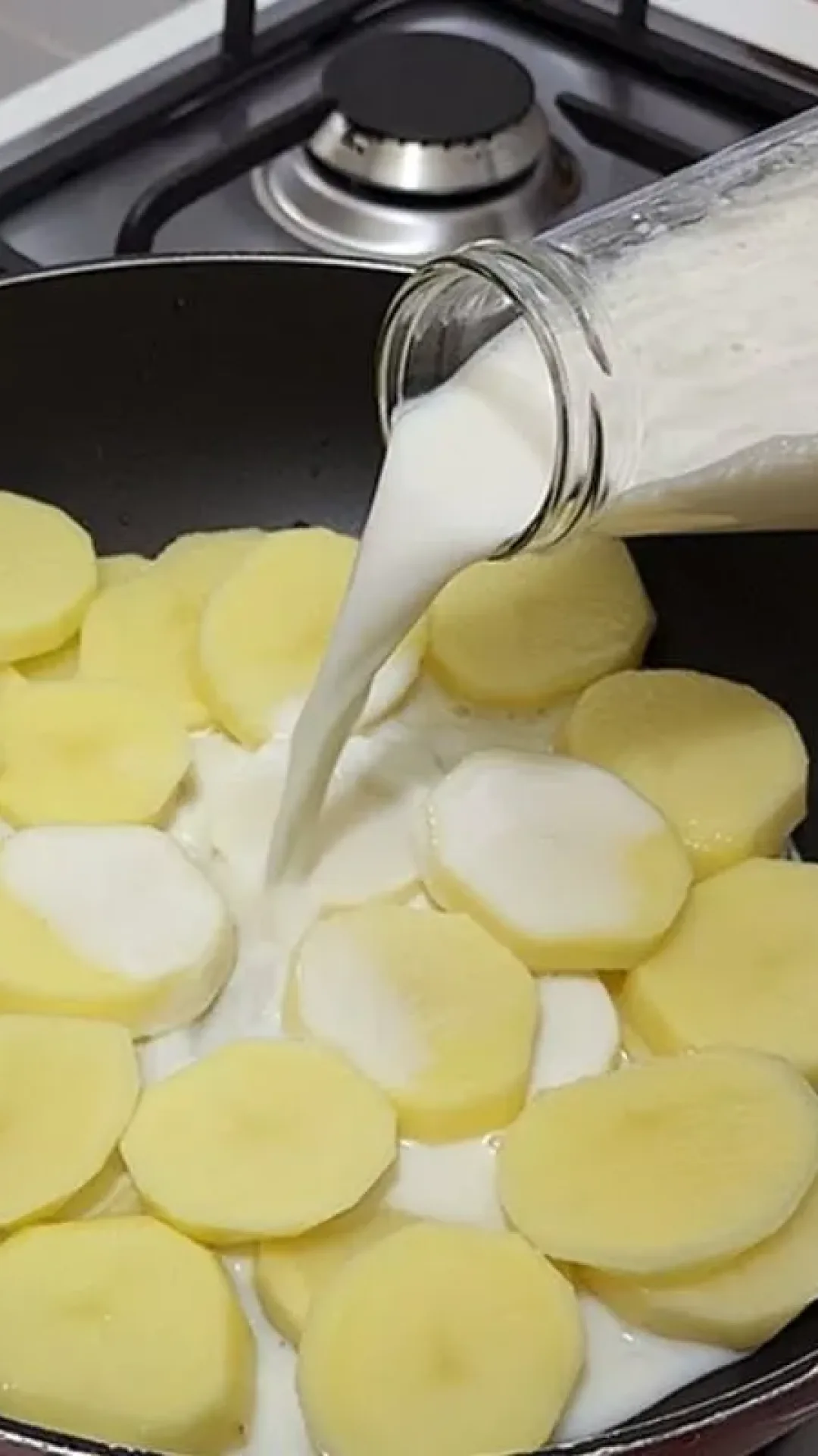 Batata gratinada deliciosa, que fica suculenta, cheia de queijo e combina com qualquer carne