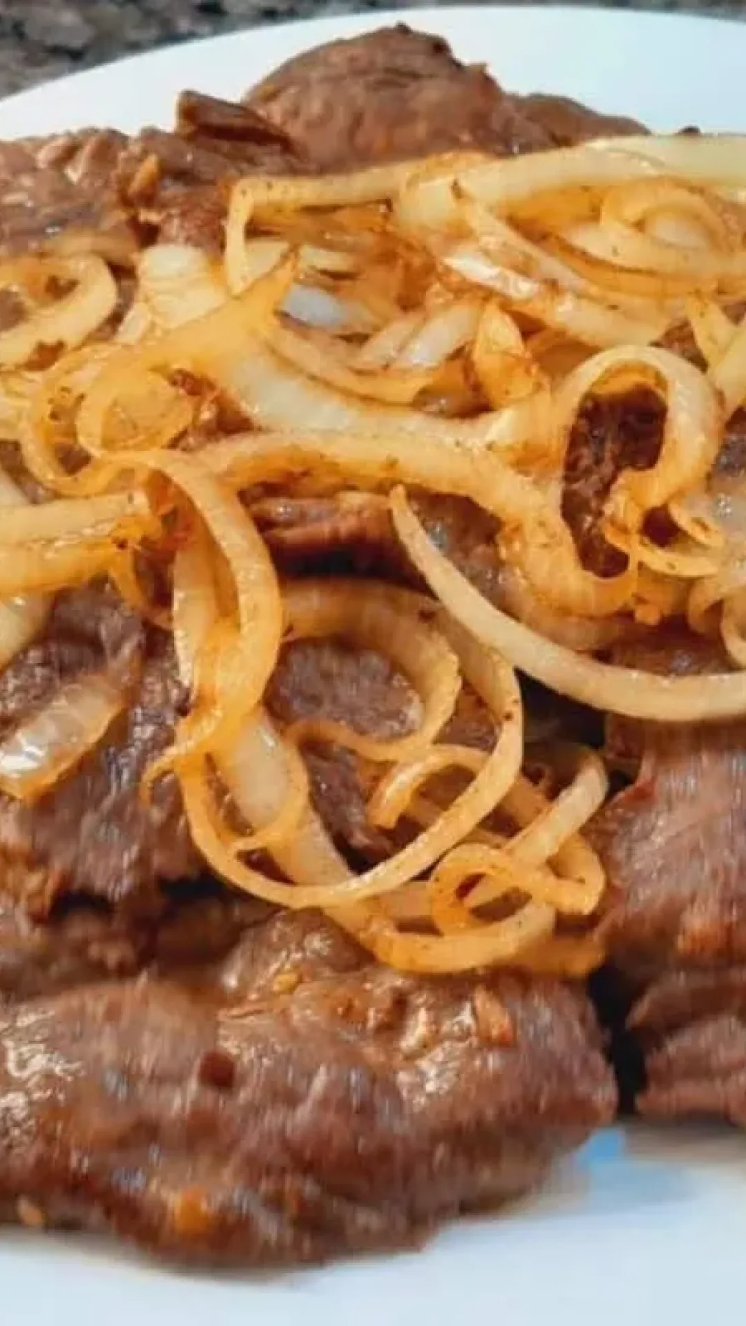Bife acebolado macio e suculento para um almoço rápido e fácil no seu dia a dia
