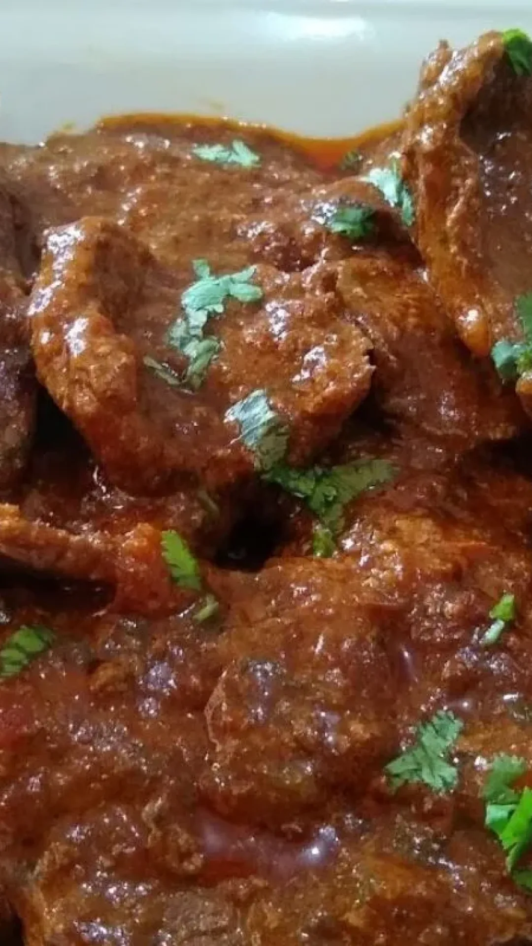 Bife ao molho suculento e bem temperado para deixar o seu almoço do dia a dia muito mais gostoso