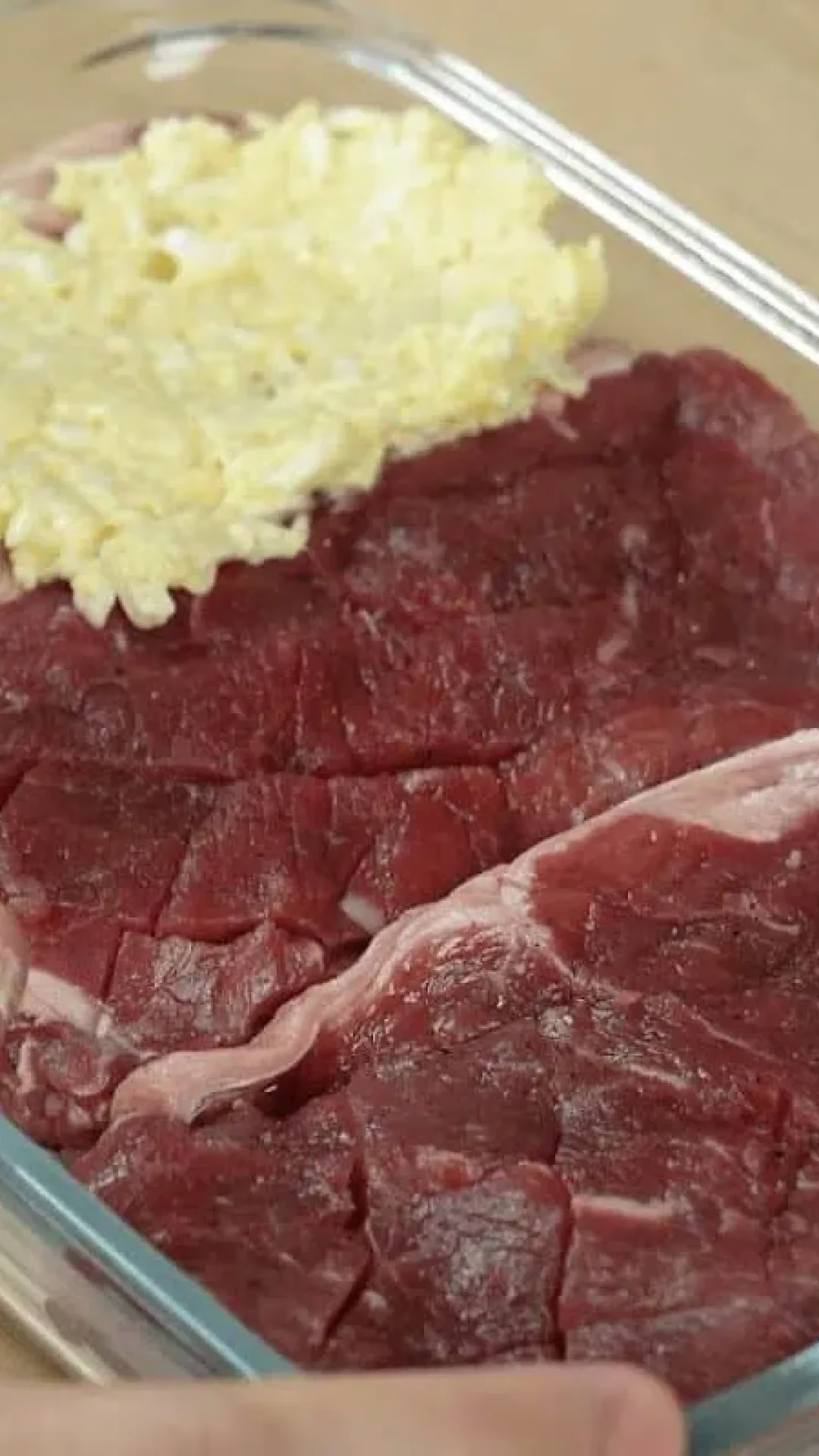 Bife de forno: veja como fazer o bife no forno com batatas de um jeito muito fácil e suculento