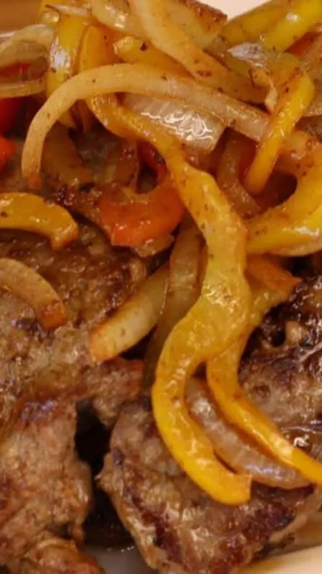 Bife suculento, macio e delicioso: veja as dicas para o bife perfeito com cebola e pimentão