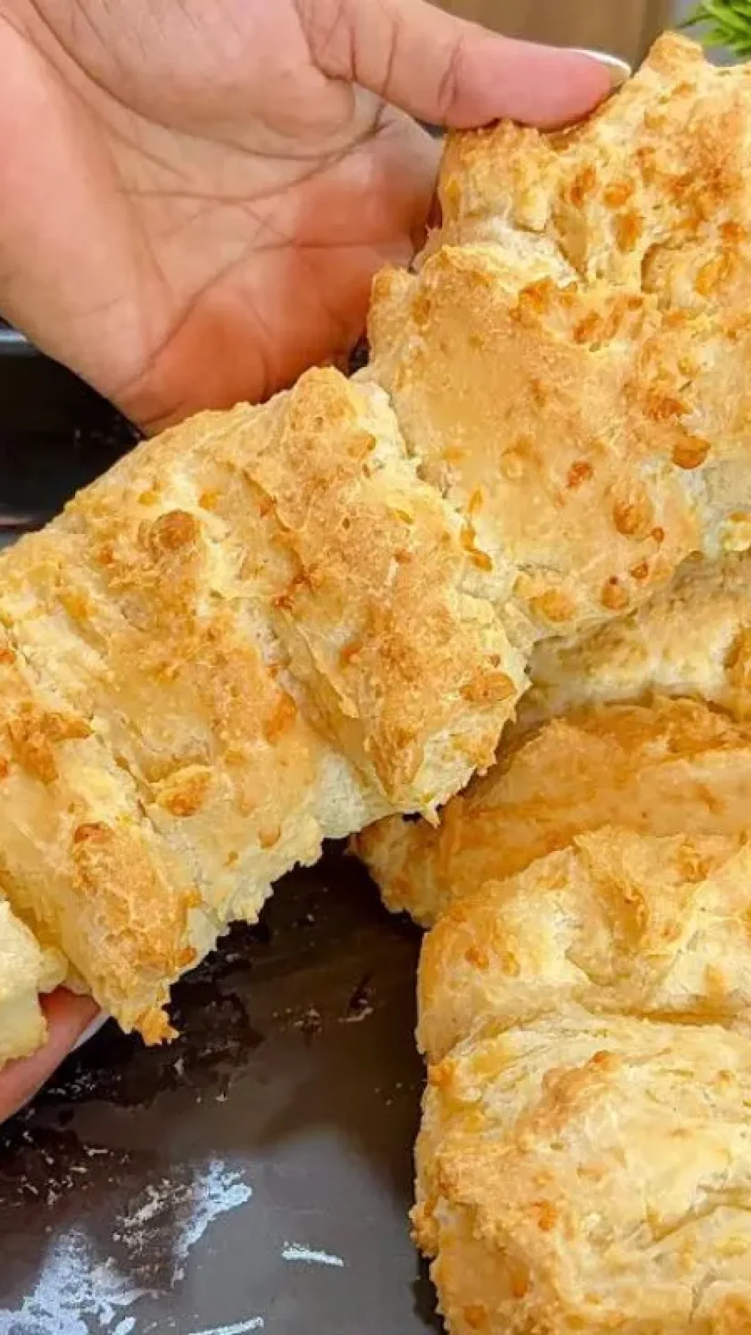 Biscoitão de pão de queijo, uma delícia gigante que fica crocante por fora e macia por dentro
