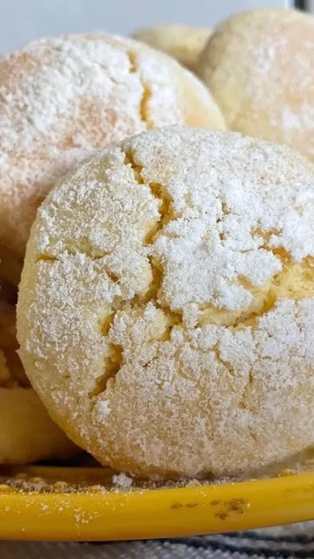 Biscoitinho de limão siciliano perfumado e crocante, ideal para acompanhar uma xícara de chá ou café