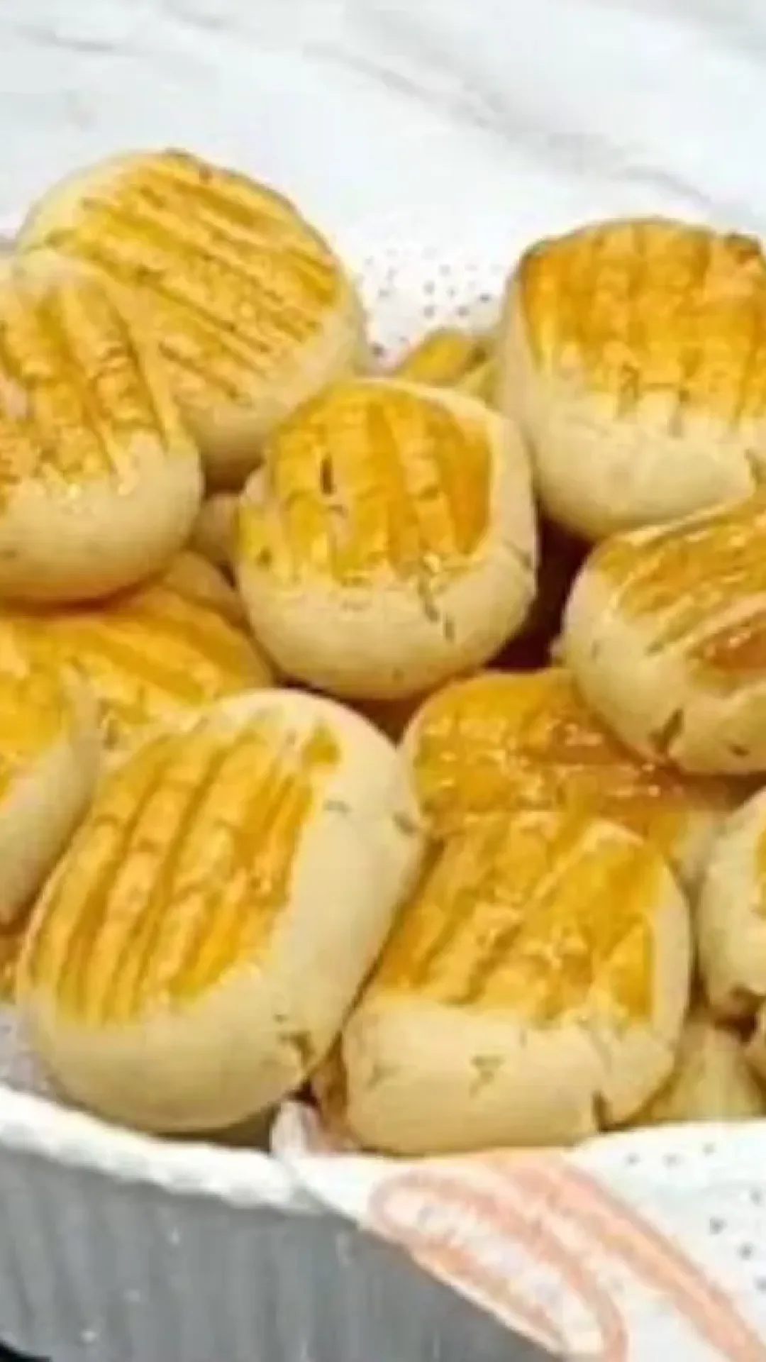 Biscoitinhos de alho que derretem na boca, ficam irresistíveis e são muito simples de fazer