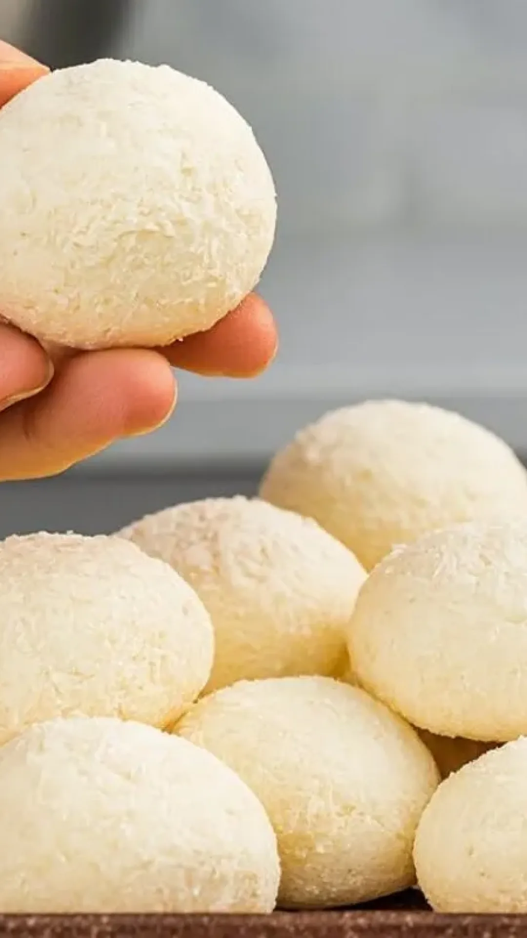 Biscoitinhos de coco que derretem na boca e são ideais para vender ou para acompanhar um café