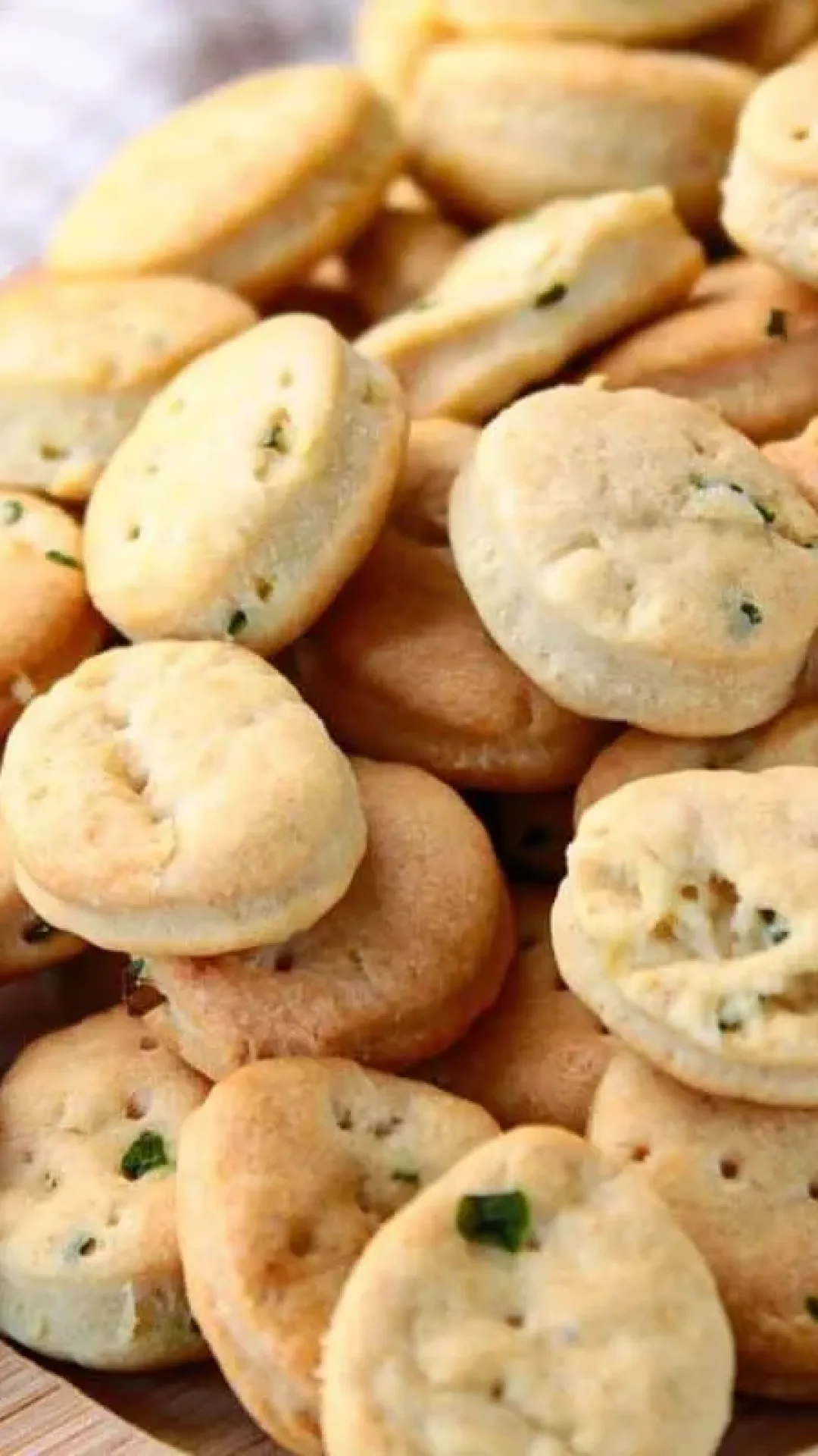 Biscoito salgado crocante, uma opção de petisco caseiro para você beliscar a qualquer hora do dia