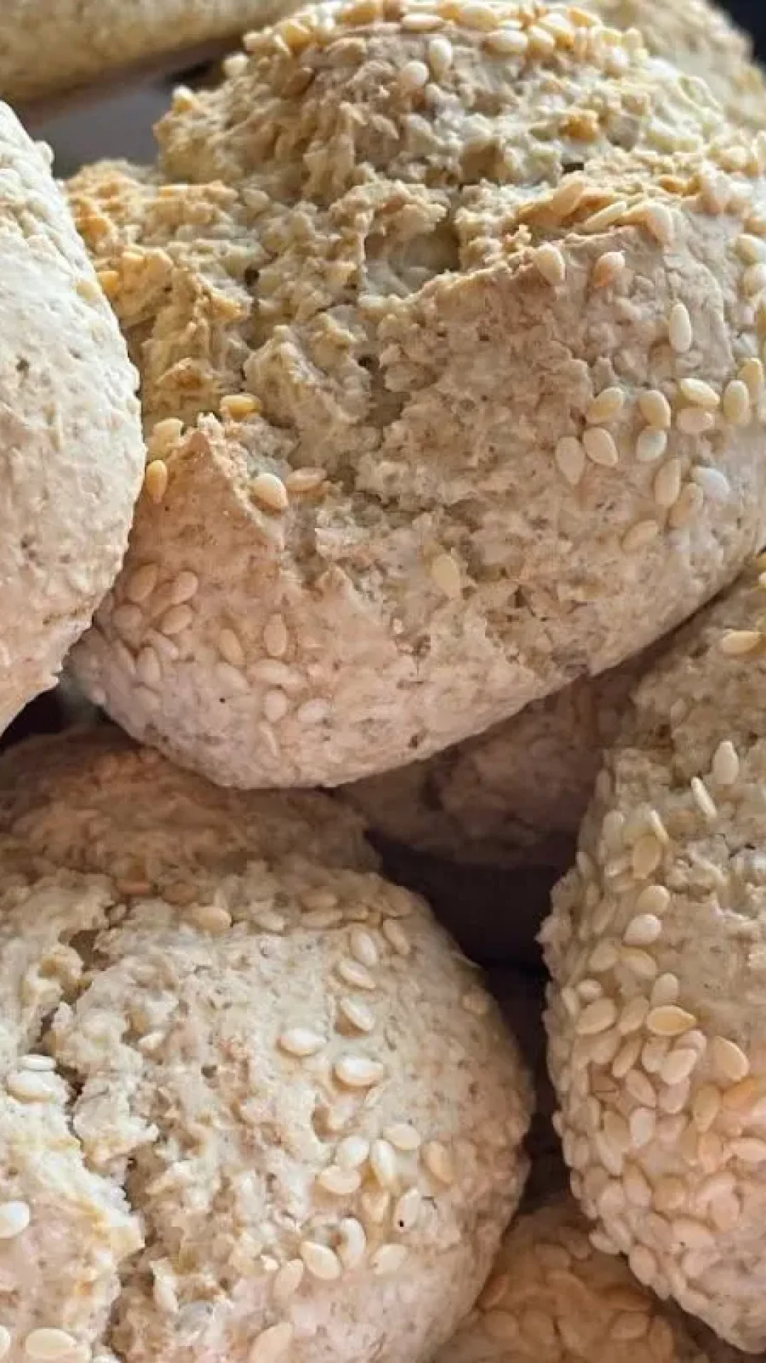Bolacha de aveia e polvilho sem trigo que fica crocante, saudável e rende muito para o seu café