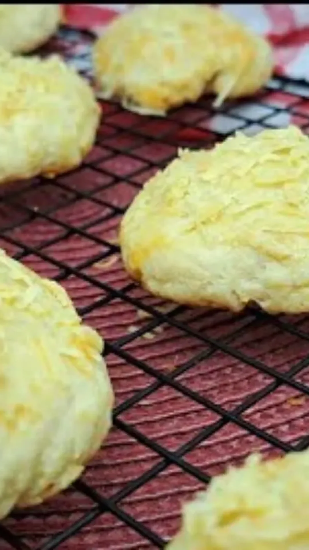 Bolacha salgada de parmesão macia e muito saborosa para servir como petisco no Ano Novo