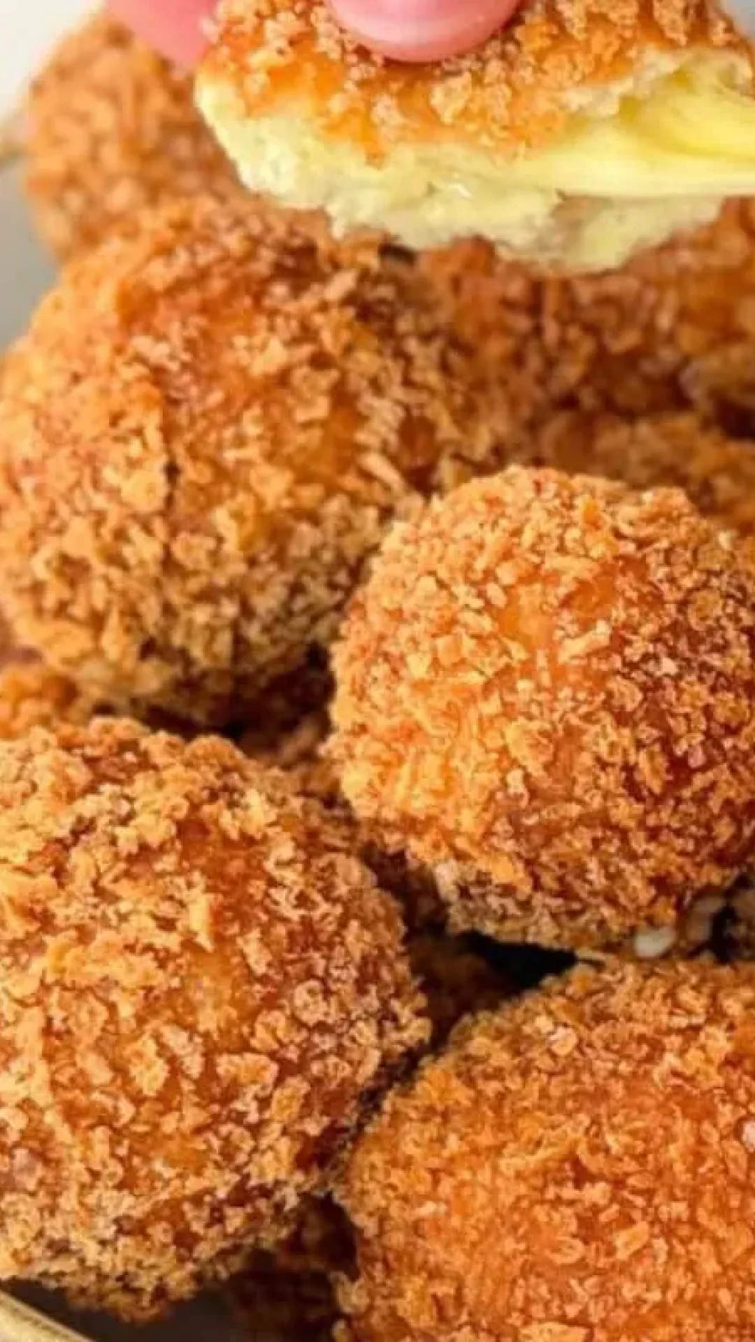 Bolinha de queijo sequinha com massa sovada e fofinha, perfeita para o lanche com amigos