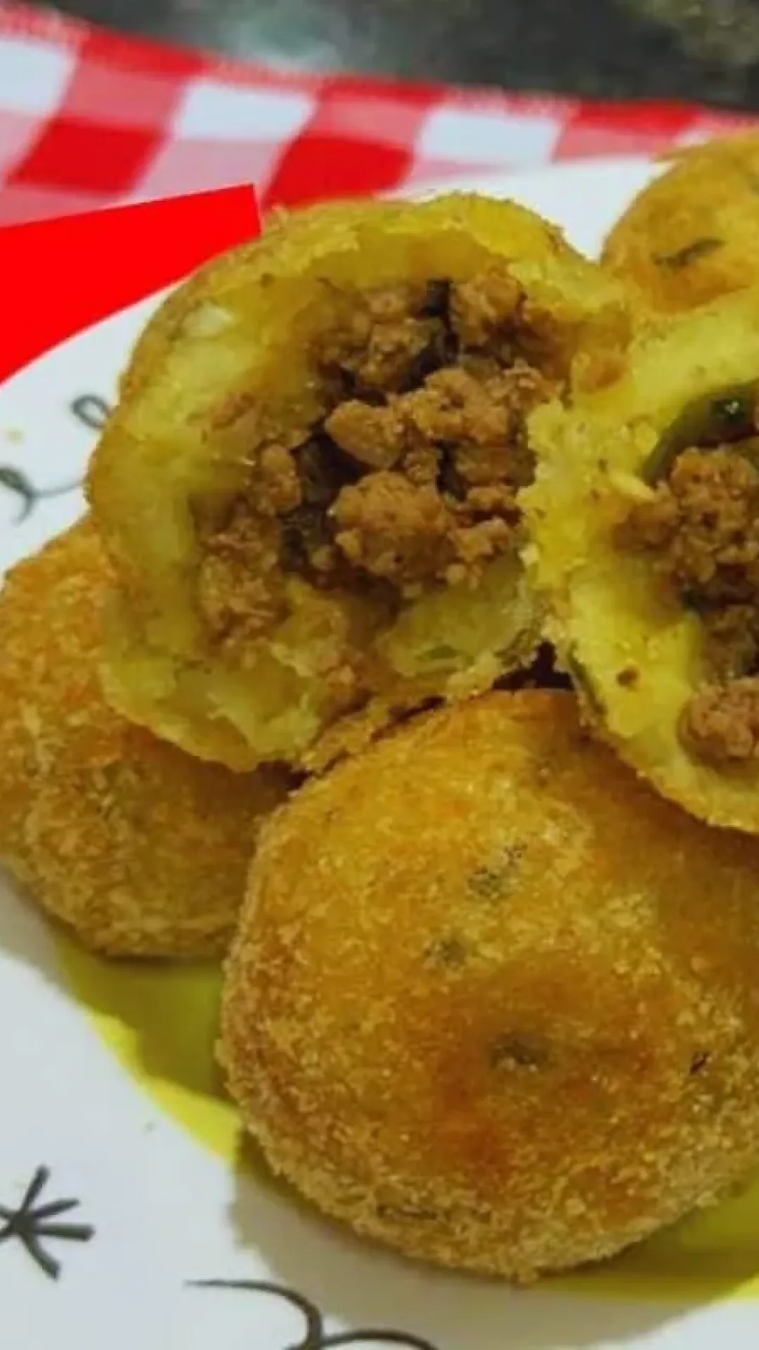 Bolinho de aipim com carne delicioso para servir como petisco na sua festa de réveillon