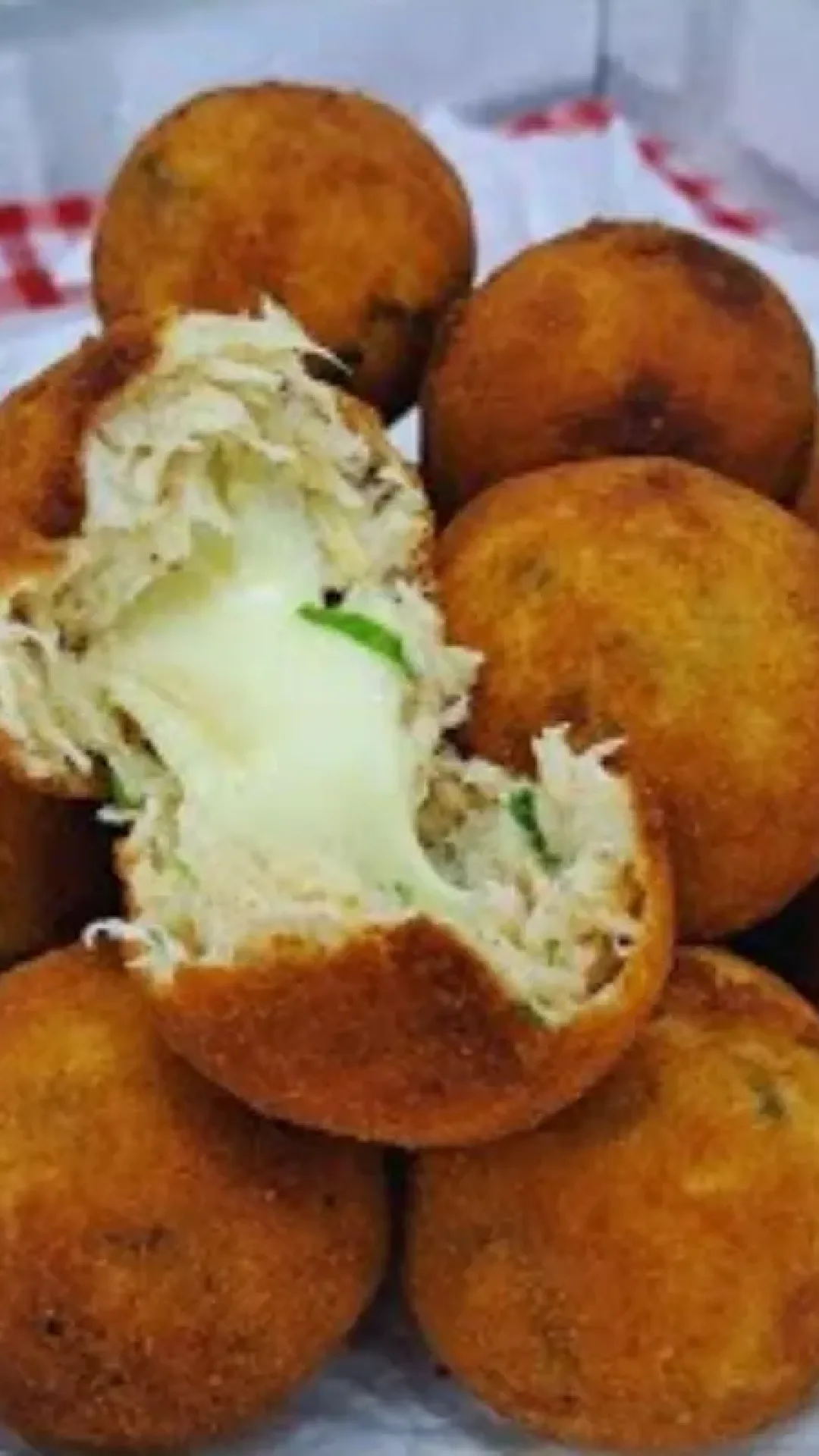Bolinho de batata com frango e recheio de queijo: poucos ingredientes, fácil e delicioso