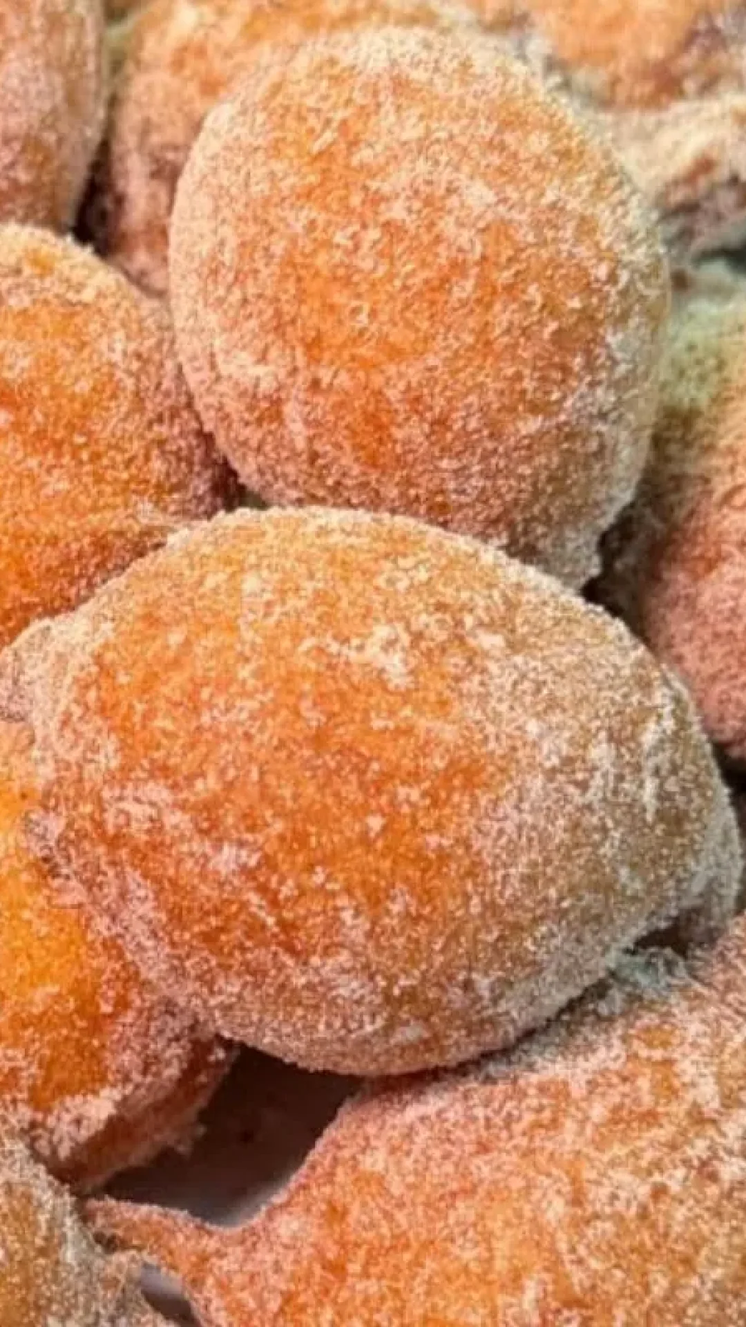 Bolinho de chuva macio e sequinho, que não fica cru por dentro e tem um gostinho de infância