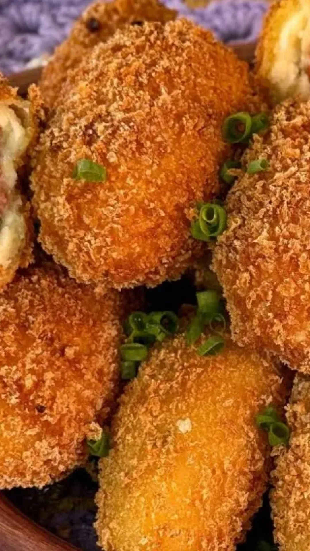 Bolinho de mandioca recheado, crocante por fora e sem farinha de trigo na receita