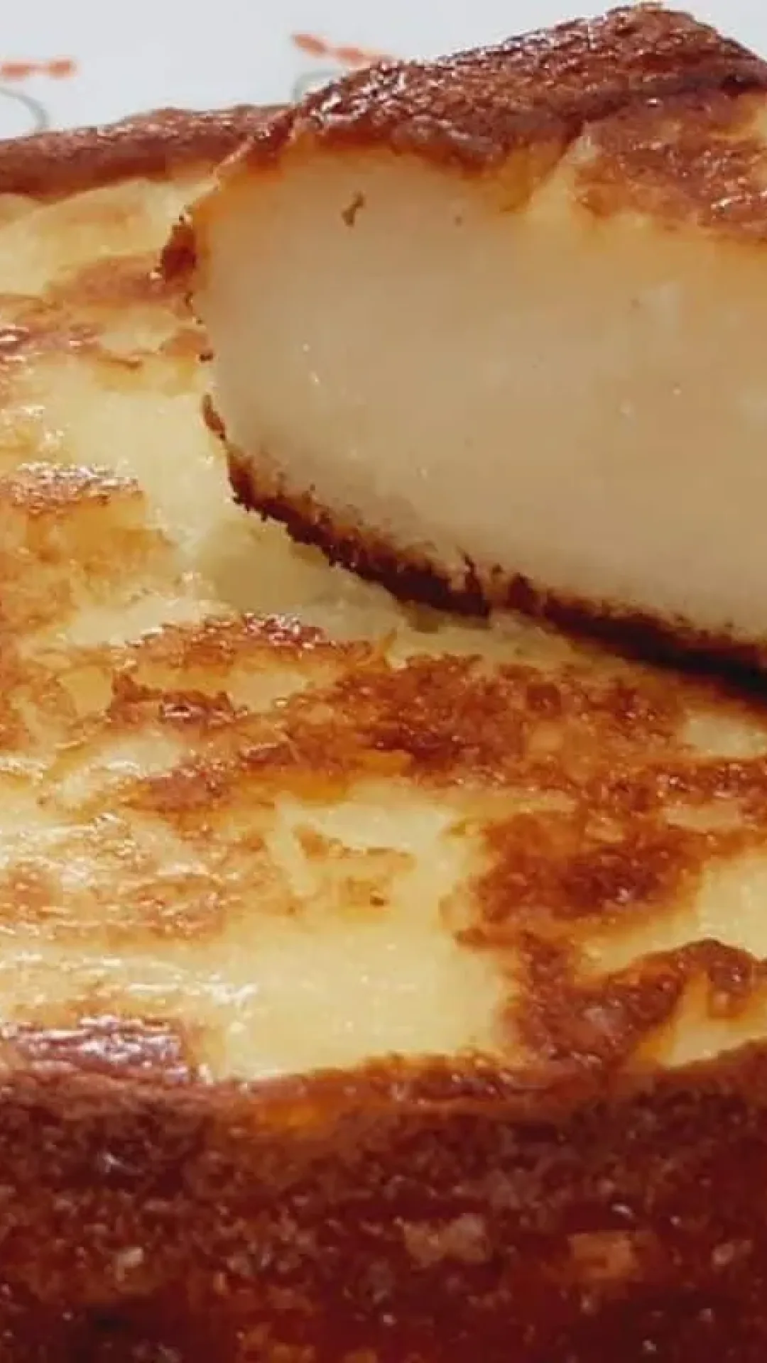 Bolo cremoso de mandioca sem glúten e sem lactose, que fica com uma textura de nuvem