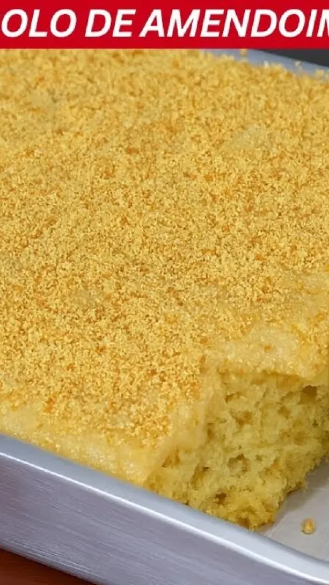 Bolo de amendoim fofinho com uma cobertura cremosa, perfeito para um café da tarde ainda mais especial