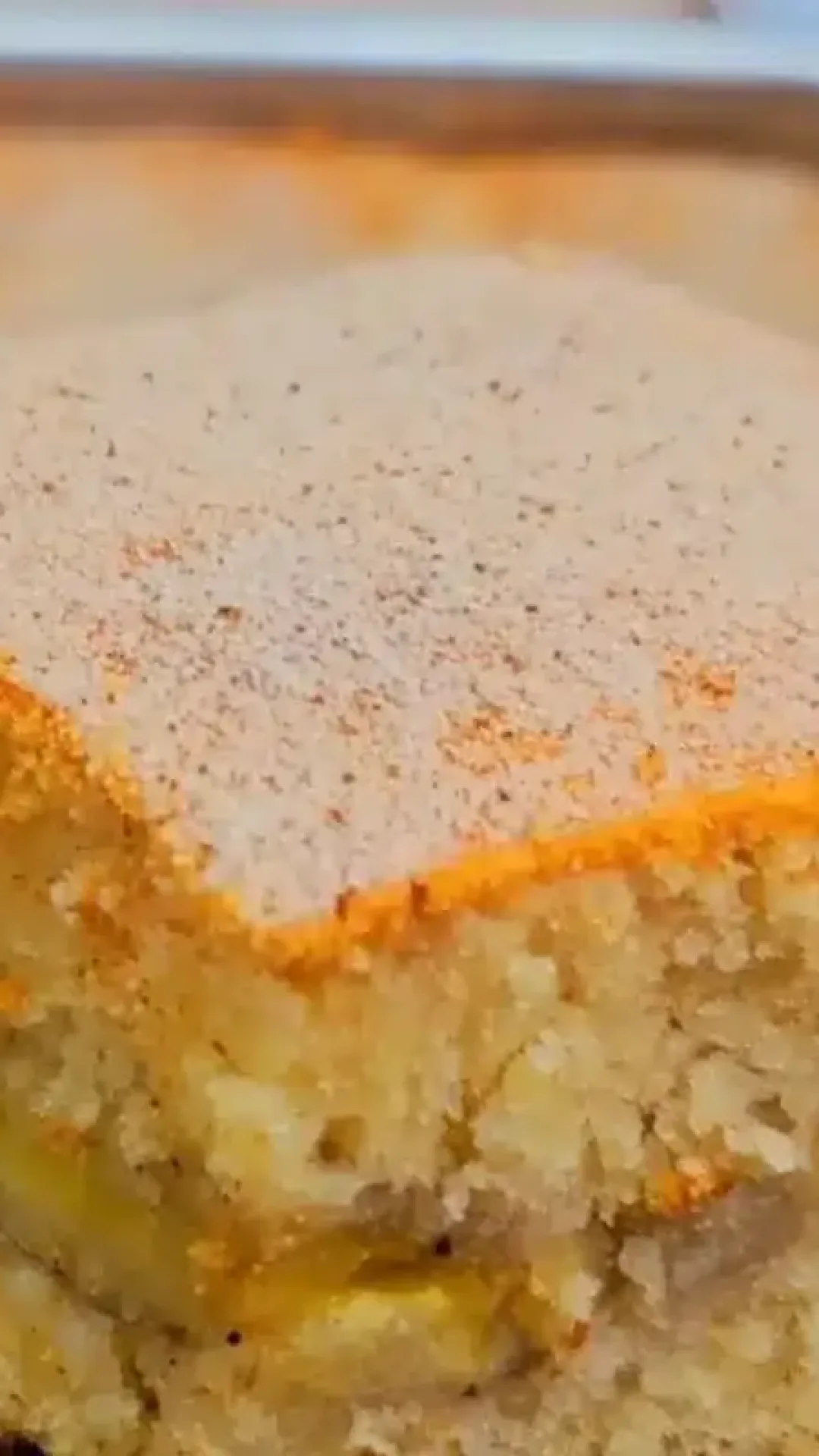 Bolo de banana recheado que já sai do forno pronto e fica com uma massa super fofinha