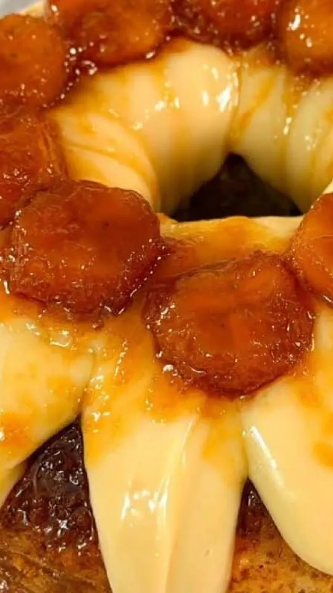 Bolo de banana simples, surpreendente e fácil de fazer, para acompanhar o seu café quentinho