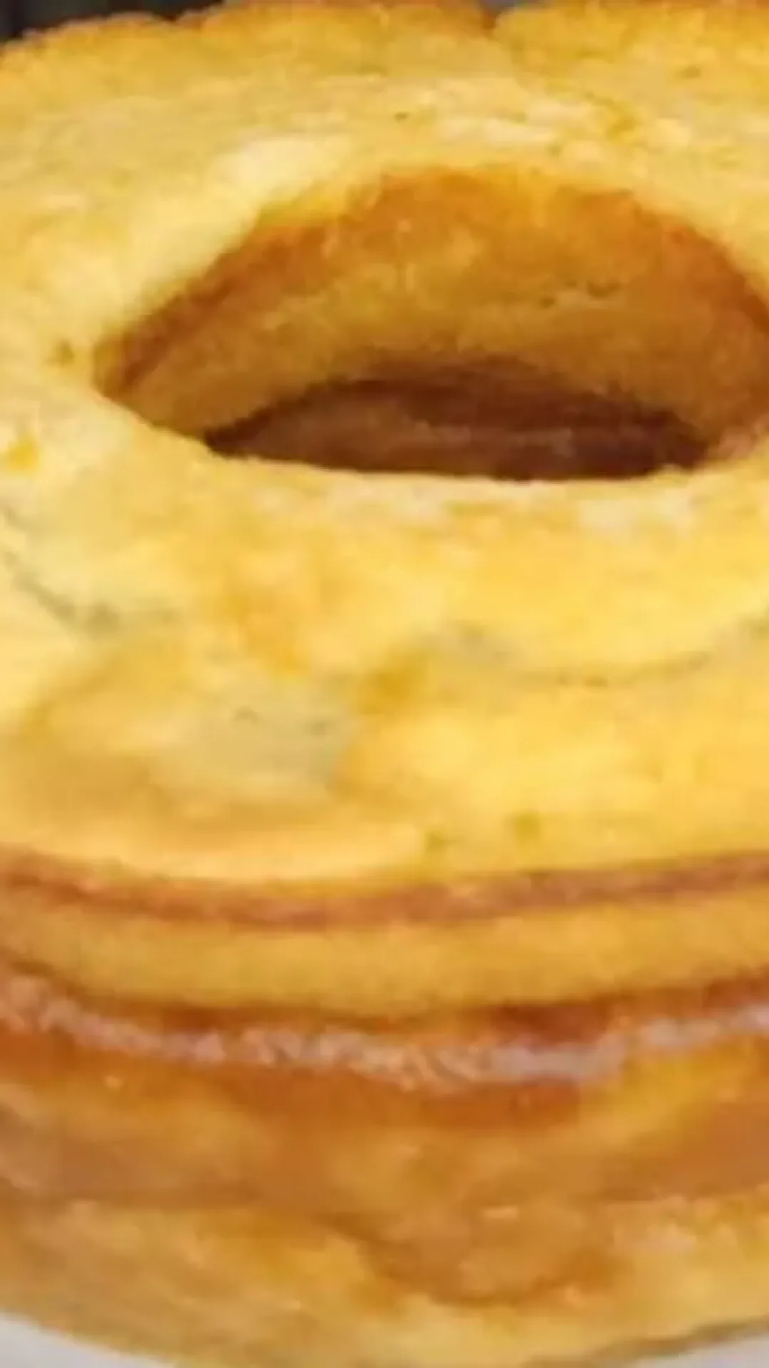 Bolo de batata doce com maisena que é fofinho, não leva trigo, e pode substituir o pão no café