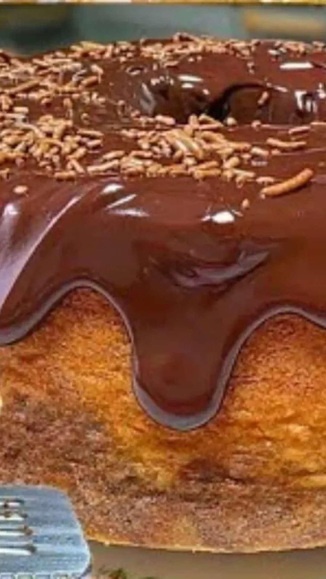 Bolo de baunilha com chocolate mesclado, simples e perfeito para acompanhar um café