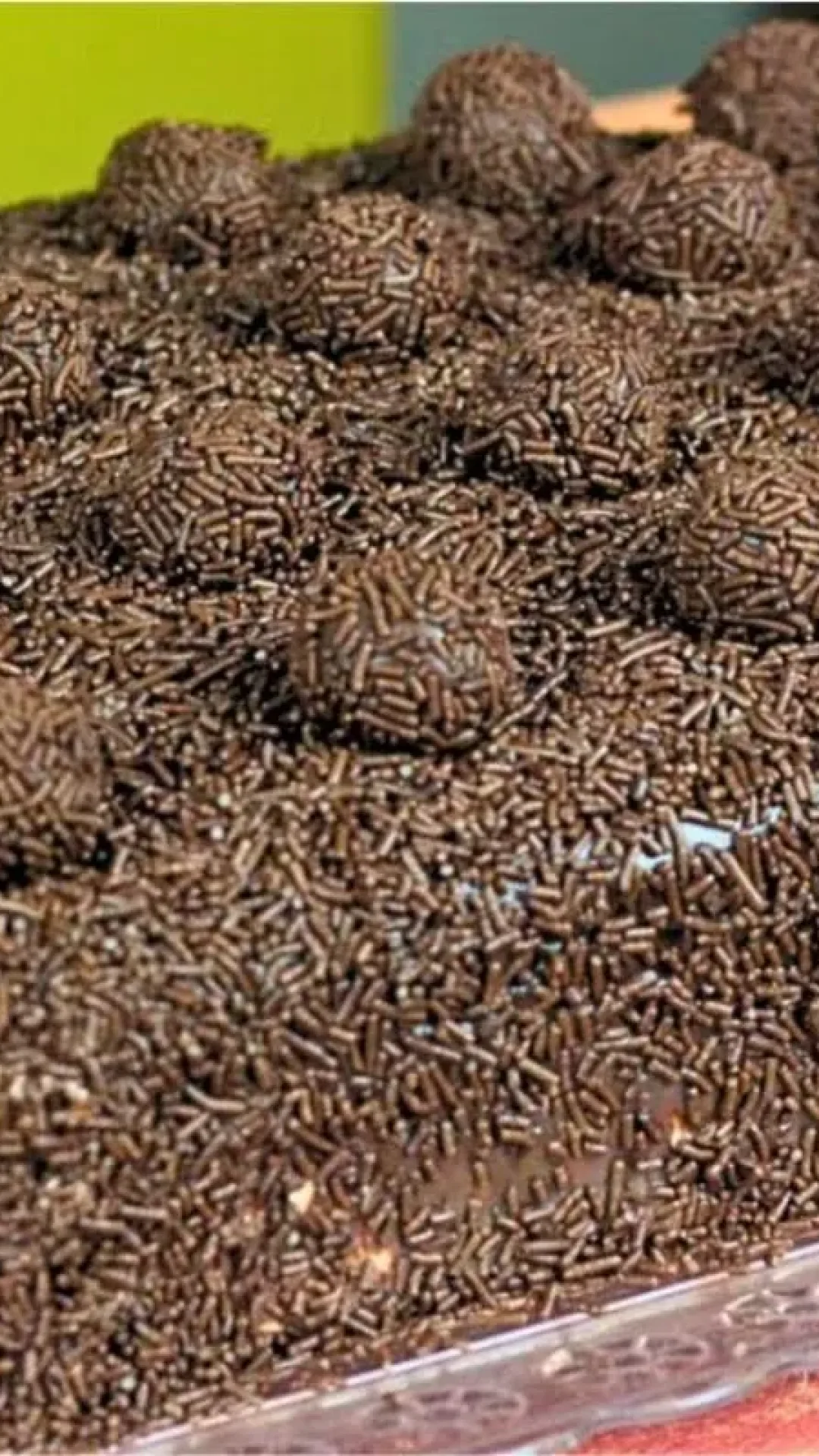 Bolo de brigadeiro fofinho com uma cobertura brilhante que vai fazer você nunca mais querer testar outra receita de bolo de chocolate