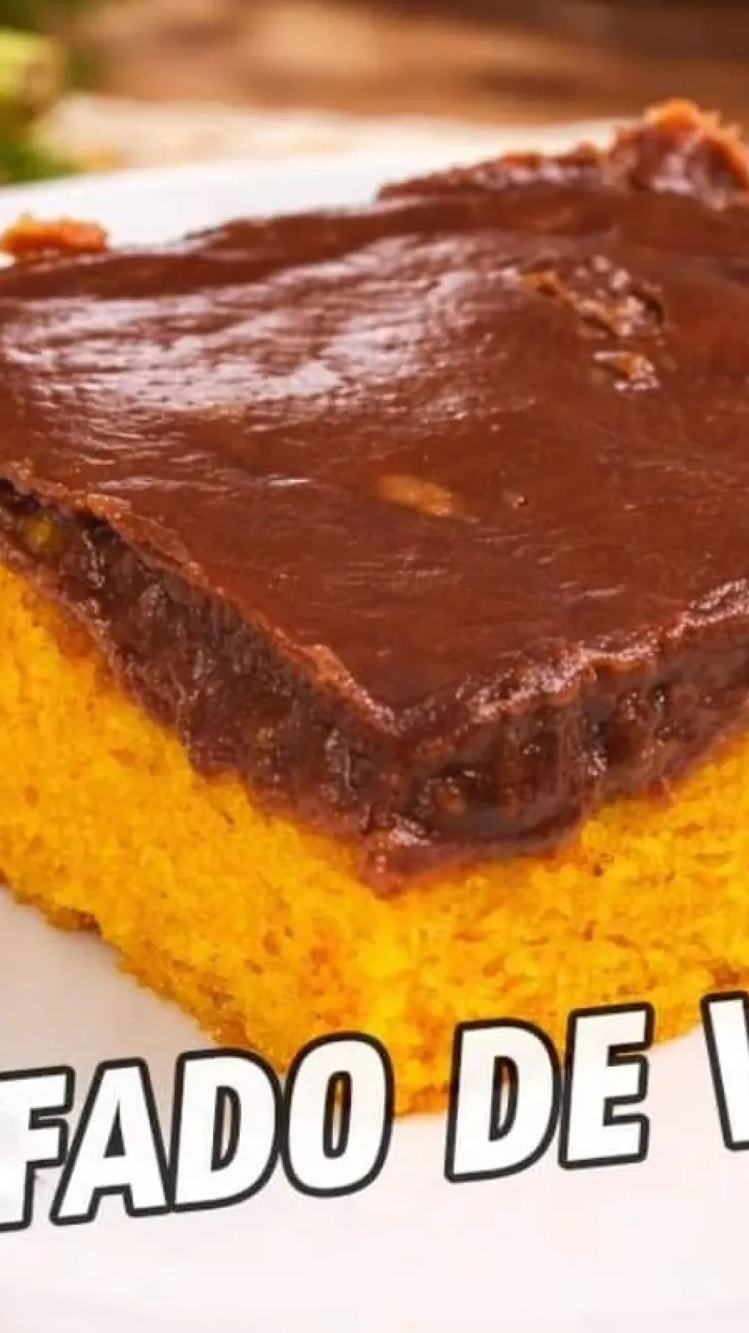 Bolo de cenoura trufado com uma cobertura cremosa de chocolate que é muito fácil de fazer