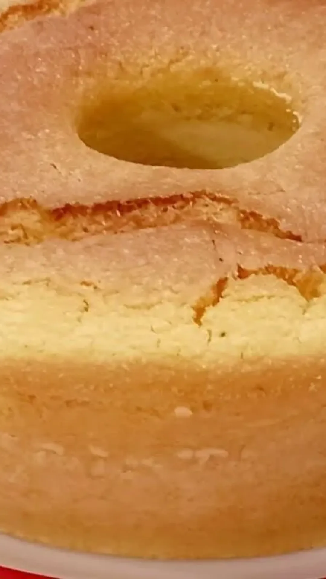 Bolo de flocão cremoso e bem molhadinho, que é a opção ideal para servir quentinho com um café