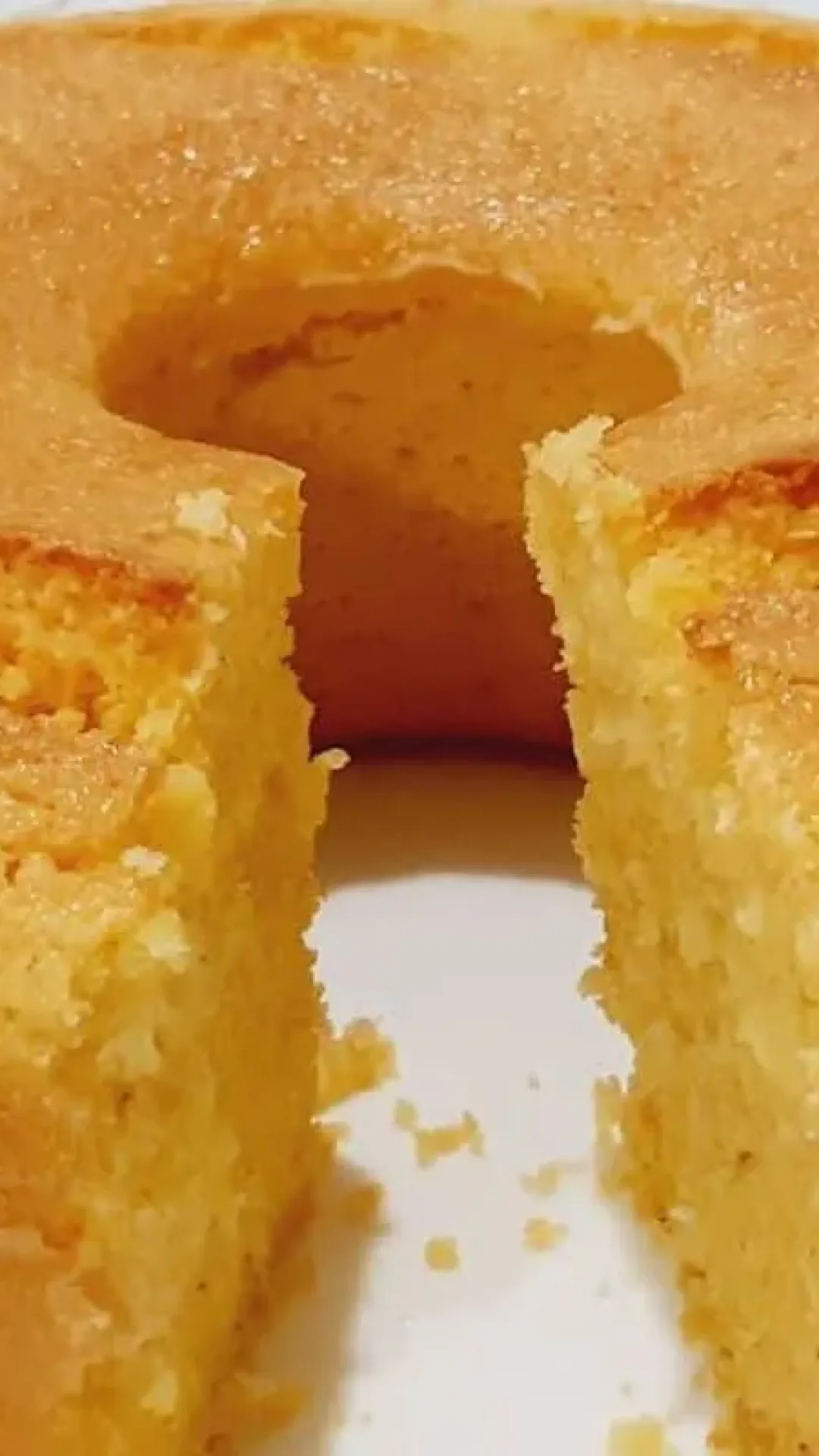 Bolo de flocão sem glúten muito fofinho e molhadinho, que não leva trigo nem lactose