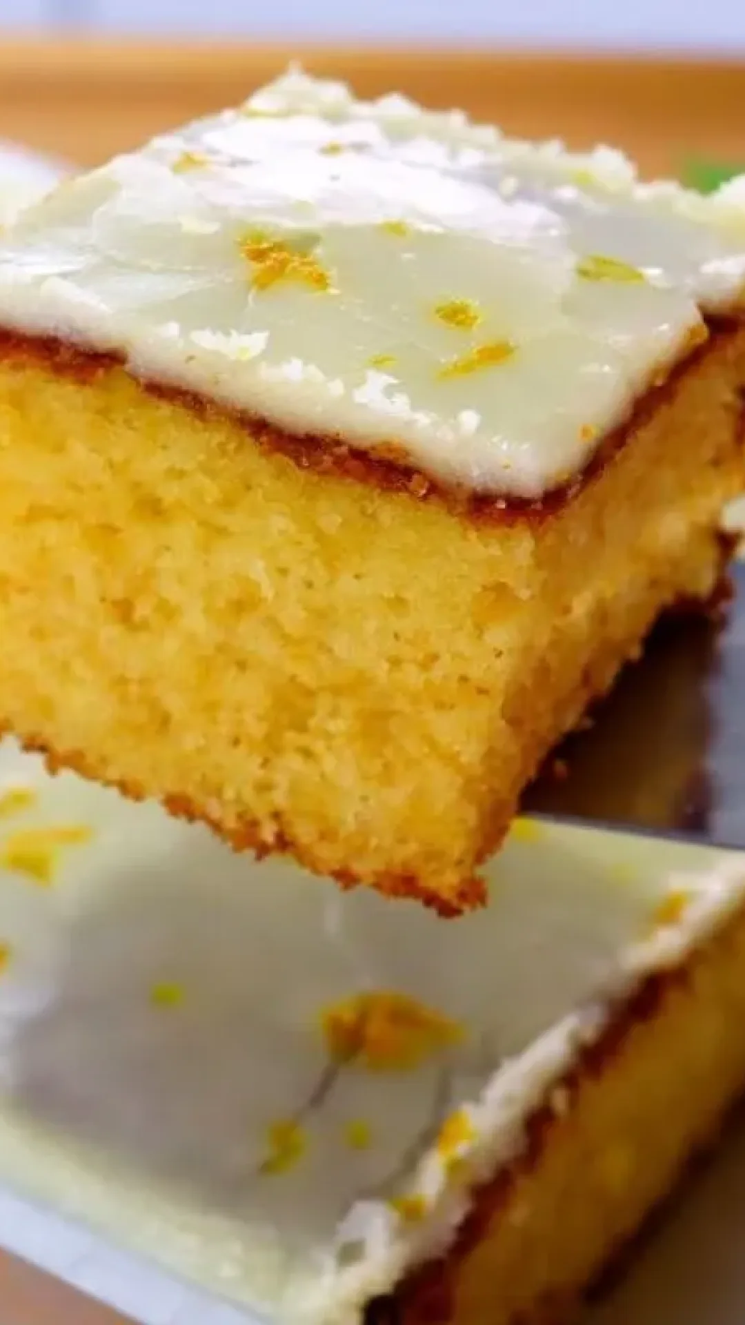 Bolo de laranja composto de uma massa bem  fofinha e um glacê caseiro, que vai deixar um gostinho de quero mais