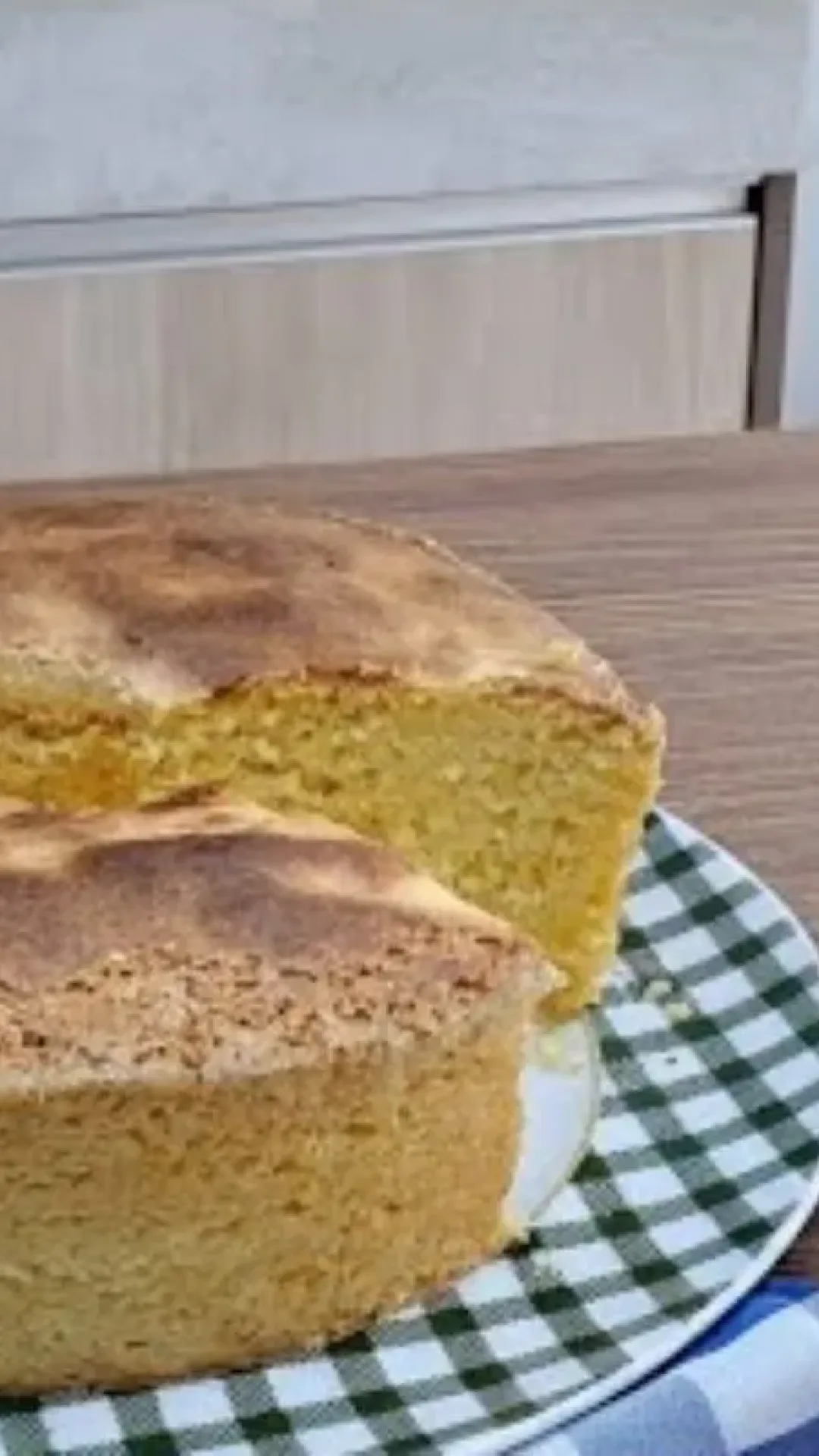 Bolo de leite condensado com milho verde feito no liquidificador, ideal para o seu café da tarde