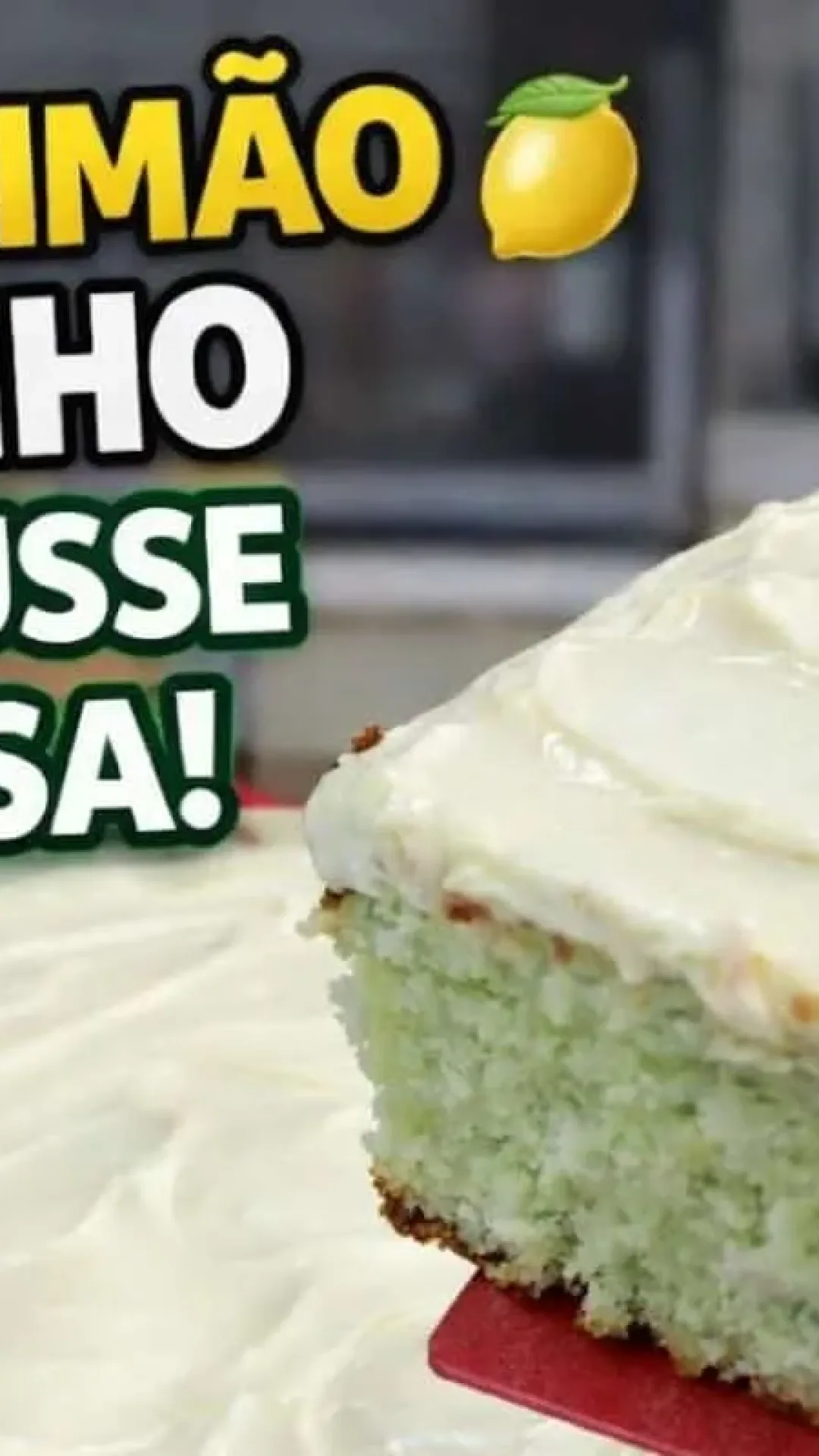 Bolo de limão fofinho com cobertura de mousse que derrete na boca, ideal para o seu café