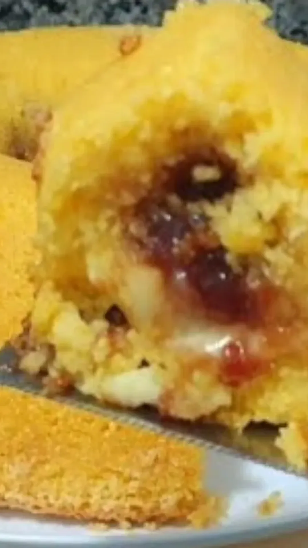 Bolo de milho com queijo e goiabada: uma receita tão fofinha que desmancha na boca