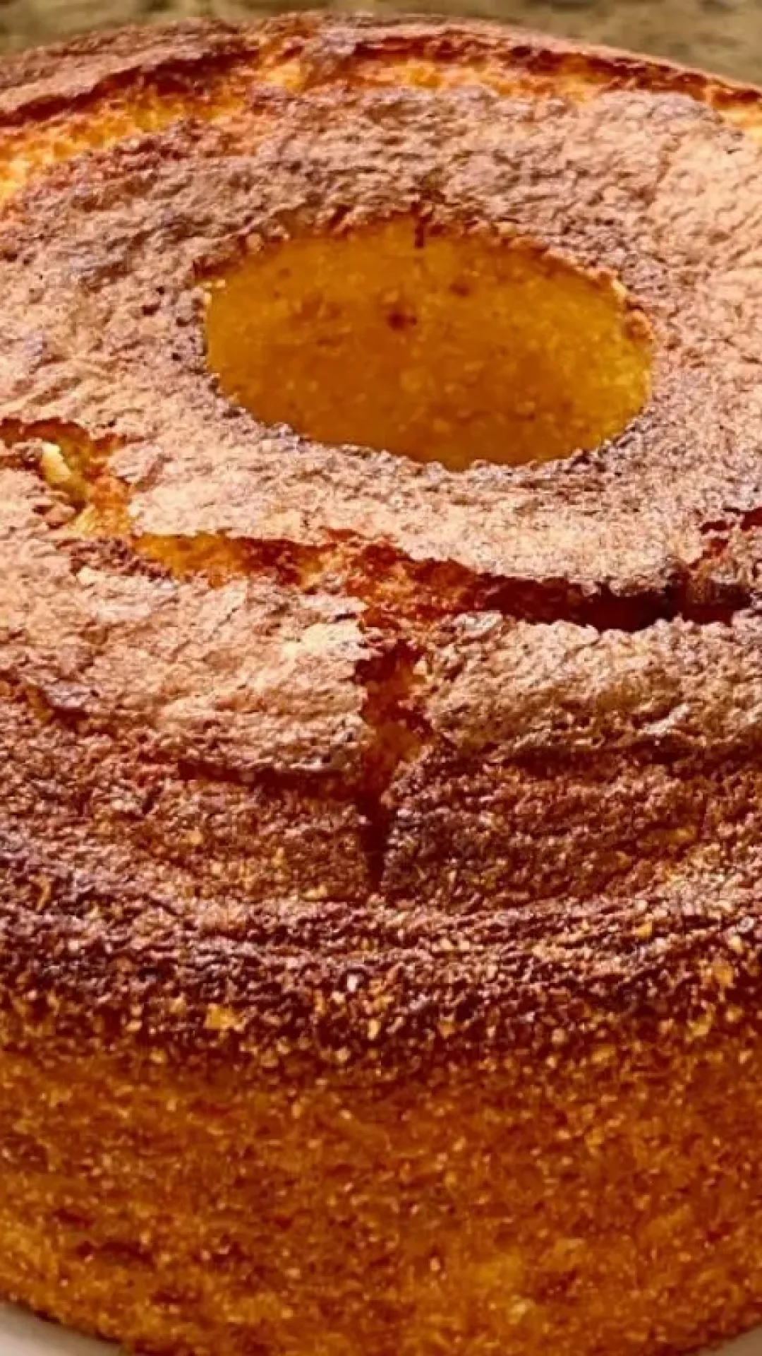 Bolo de milho sem trigo feito na airfryer, que é rápido, fofo e delicioso, perfeito para servir com um café
