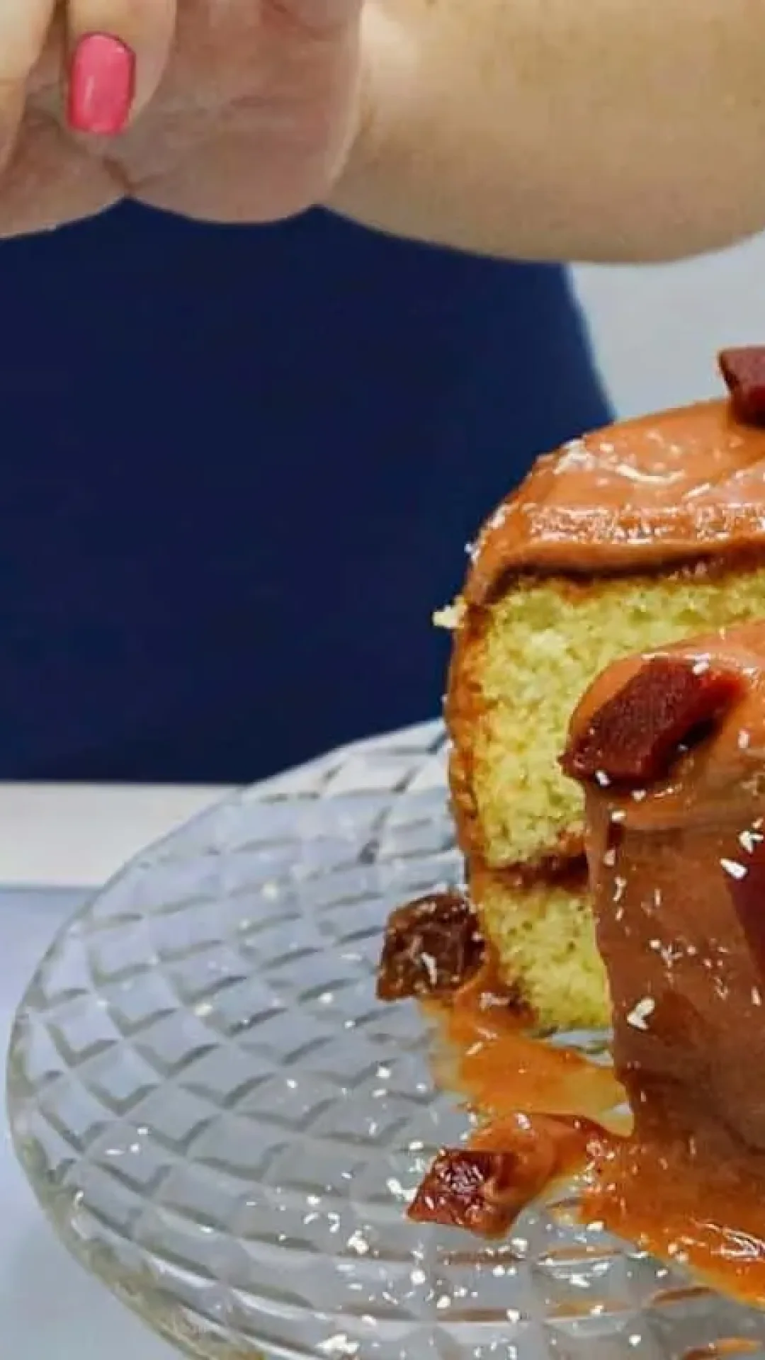 Bolo de queijo com goiabada que já sai do forno recheado e fica uma delícia no seu lanche de natal