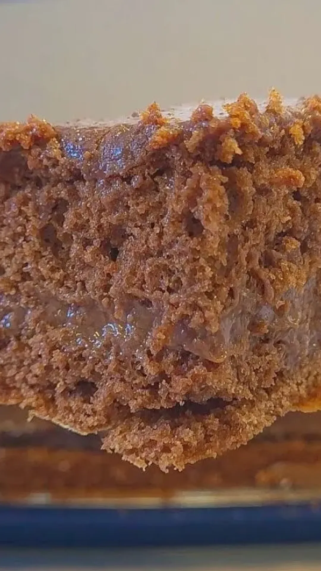 Bolo gelado de chocolate: com uma massa de liquidificador que fica molhadinha e irresistível