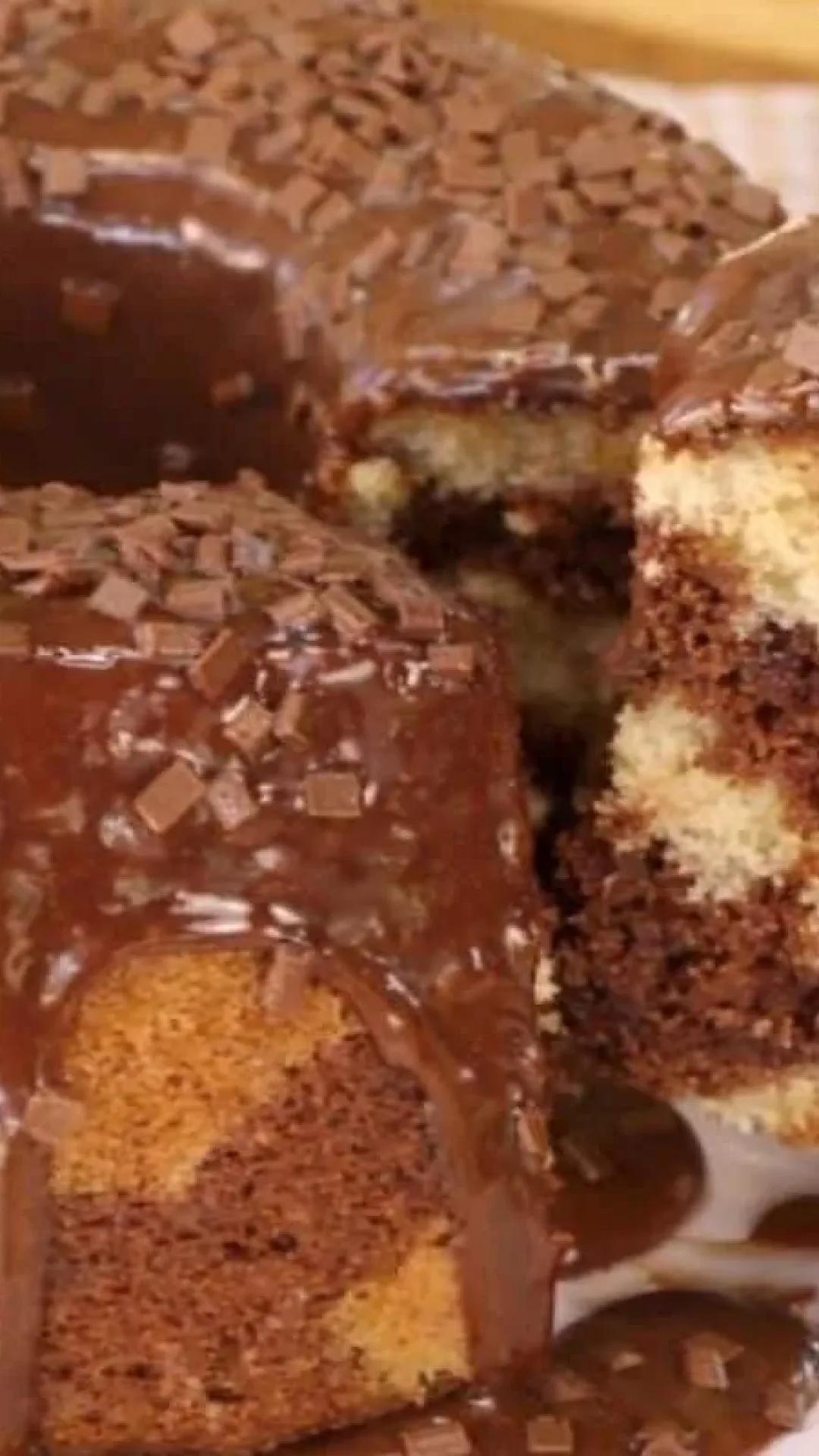 Bolo mesclado fofinho, um amanteigado sem ovos que fica macio e é simples de preparar