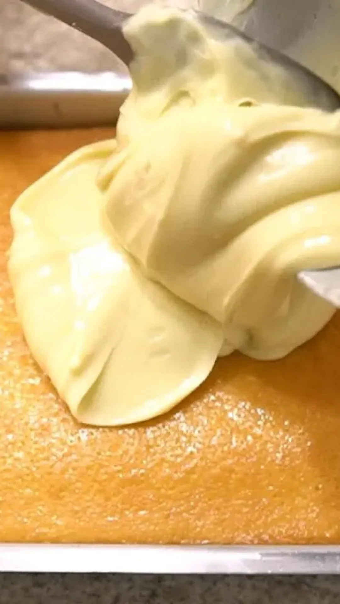 Bolo moça cremosa que derrete na boca e tem aquele sabor irresistível de leite condensado