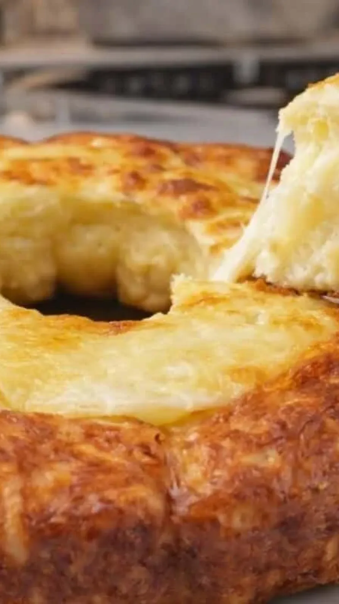 Bolo pão de queijo para o seu lanche, que fica com uma casquinha crocante e muito queijo