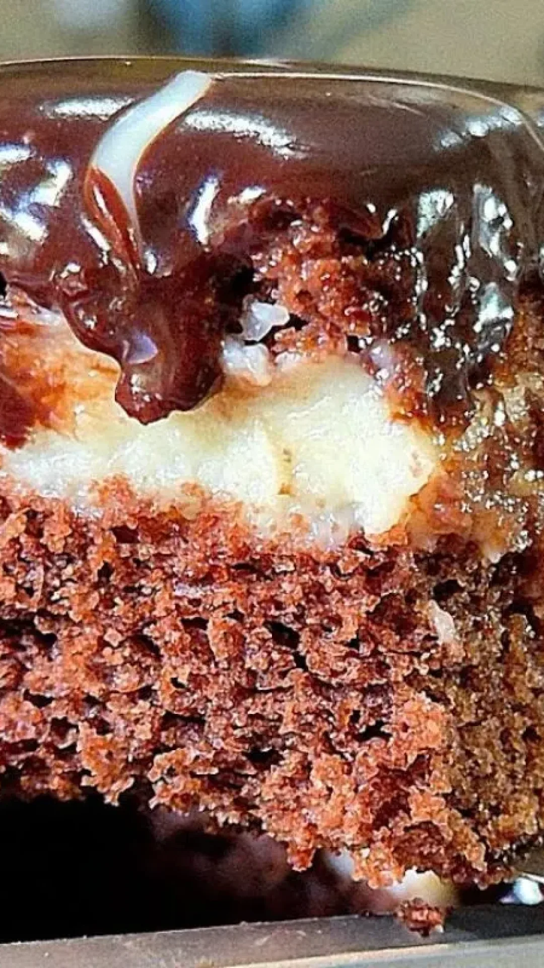 Bolo prestígio, que fica divino e combina chocolate com coco de forma espetacular